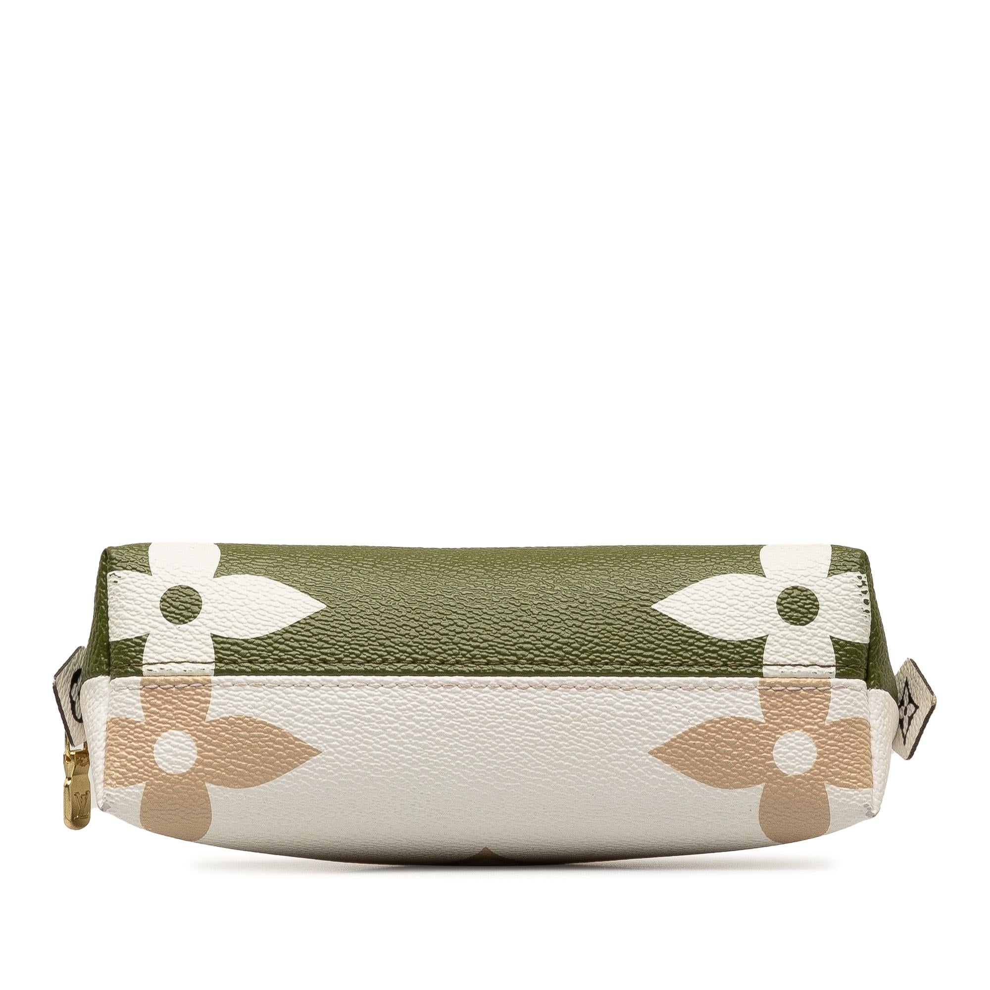 Louis Vuitton Monogram Giant Cosmetic Pouch (SHG-apgQGH)