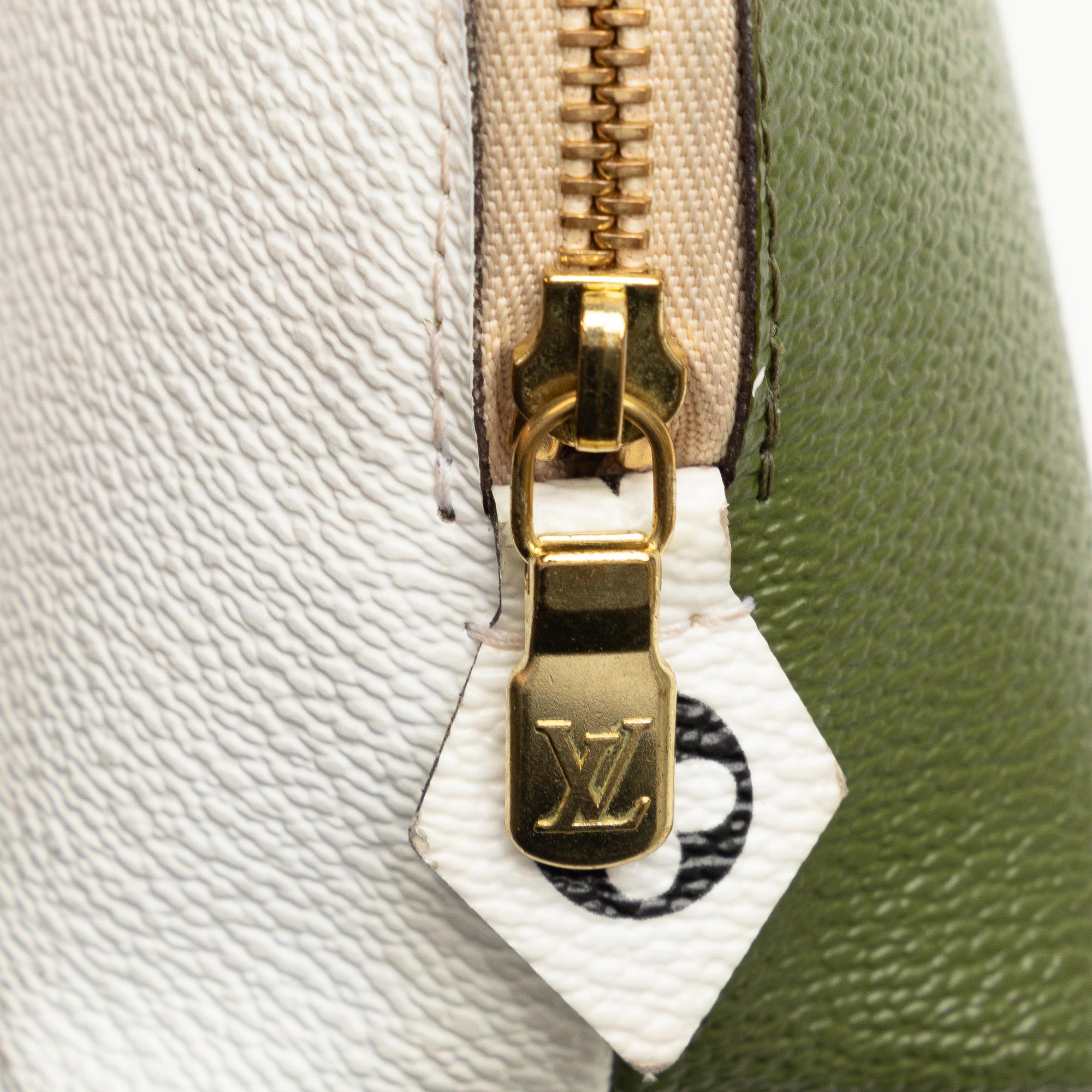 Louis Vuitton Monogram Giant Cosmetic Pouch (SHG-apgQGH)