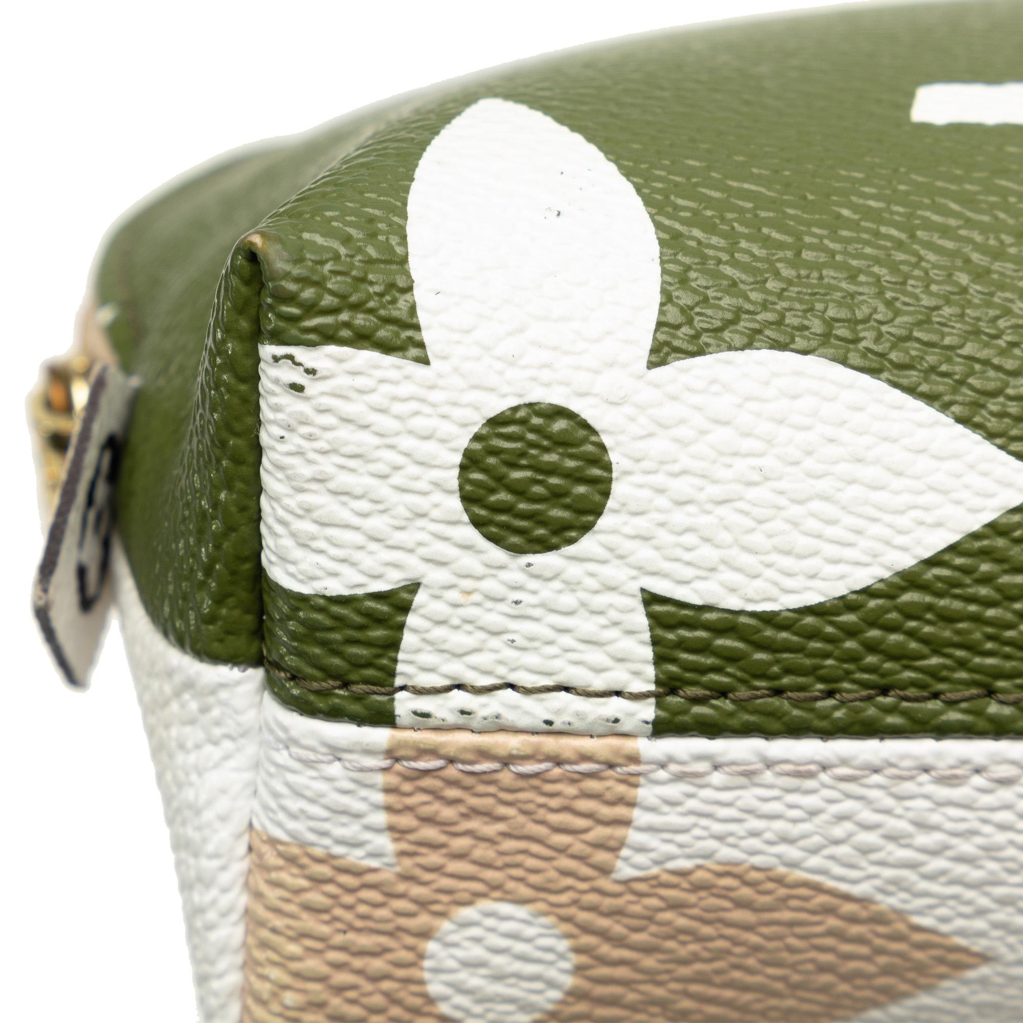 Louis Vuitton Monogram Giant Cosmetic Pouch (SHG-apgQGH)