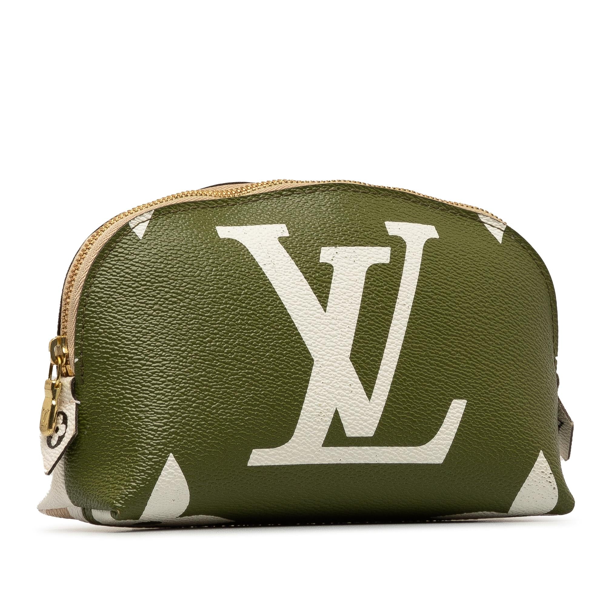 Louis Vuitton Monogram Giant Cosmetic Pouch (SHG-apgQGH)
