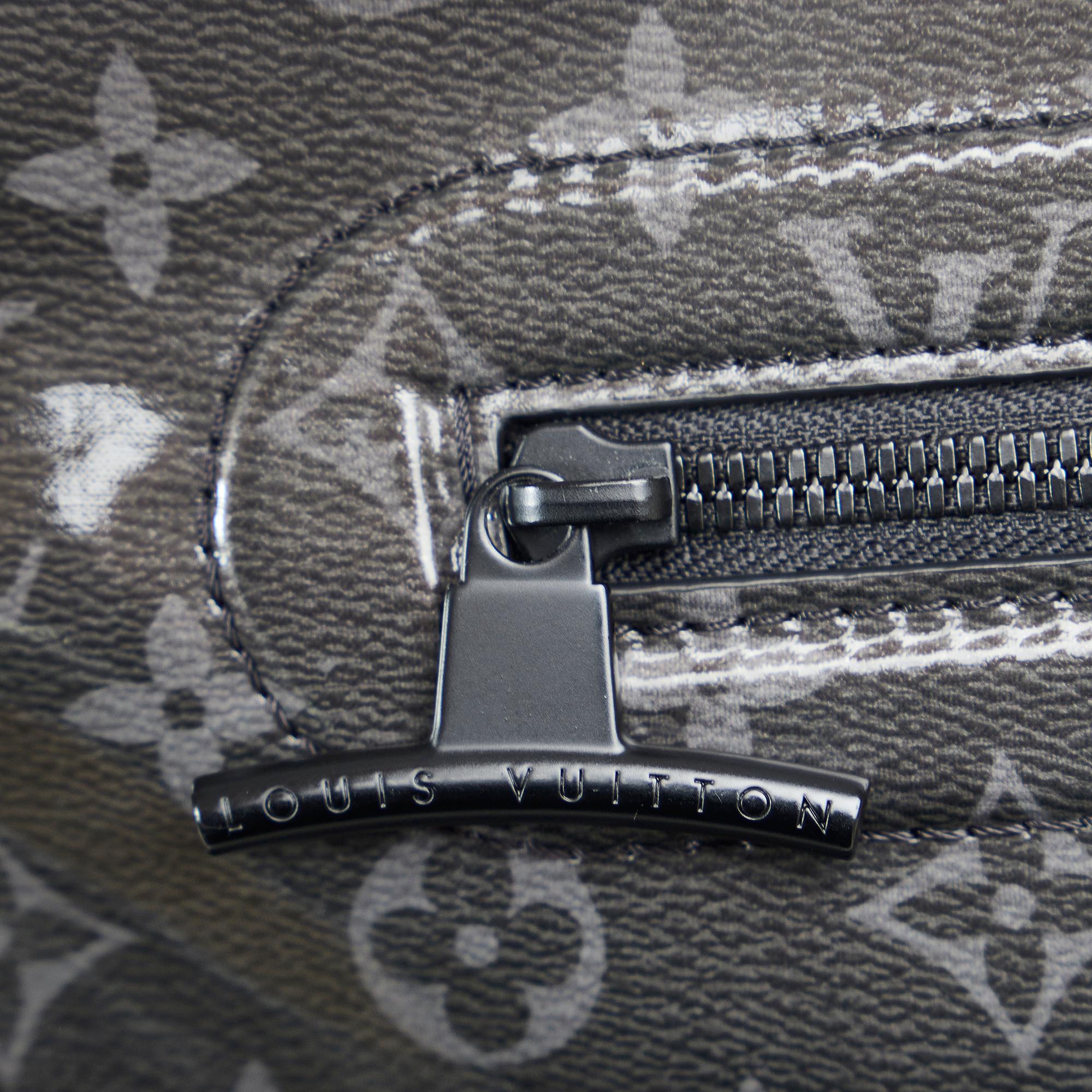 Louis Vuitton Monogram Glaze Pochette Cosmos (SHG-bQlYbB)