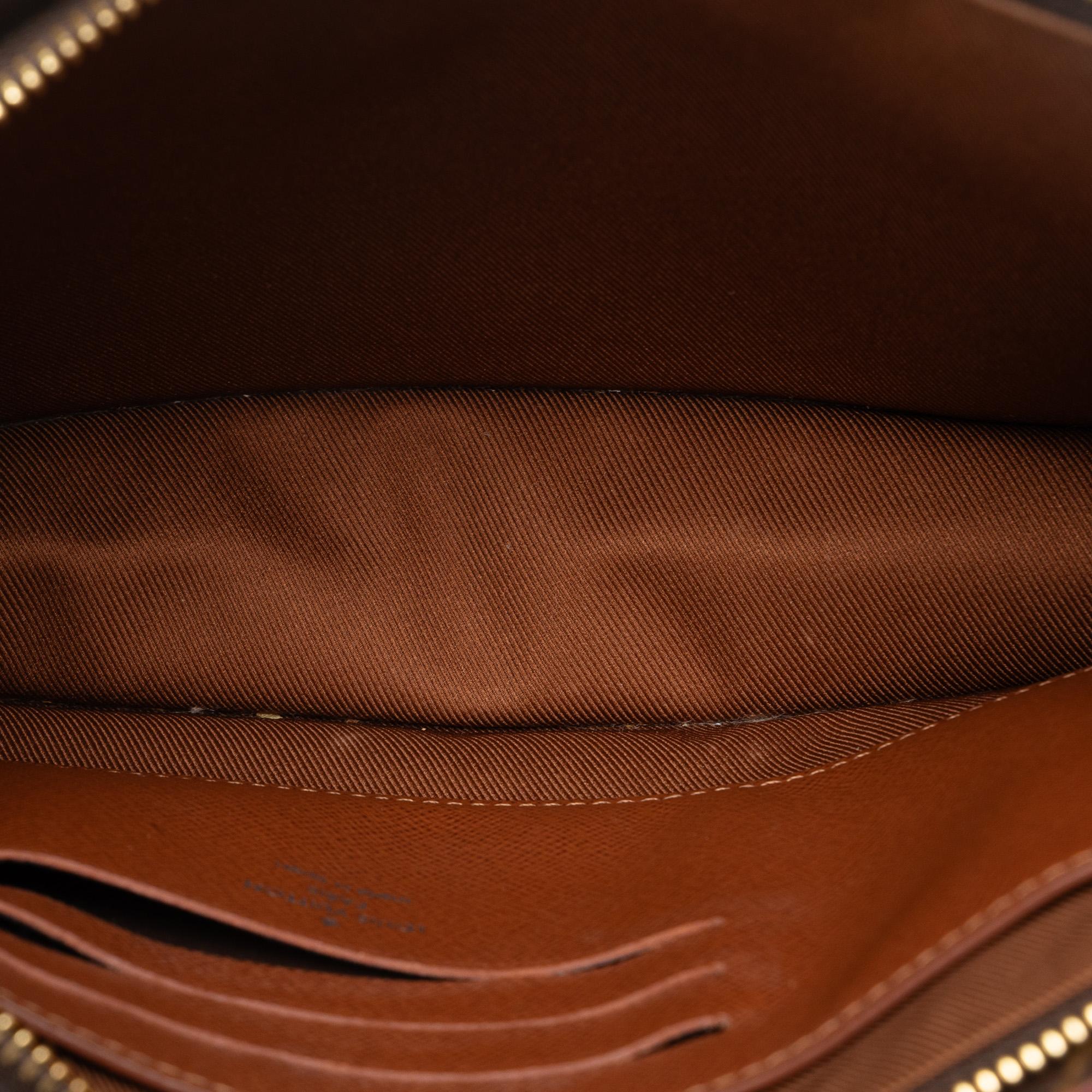 Louis Vuitton Monogram Legacy Chain Clutch (SHG-QOW4Cw)