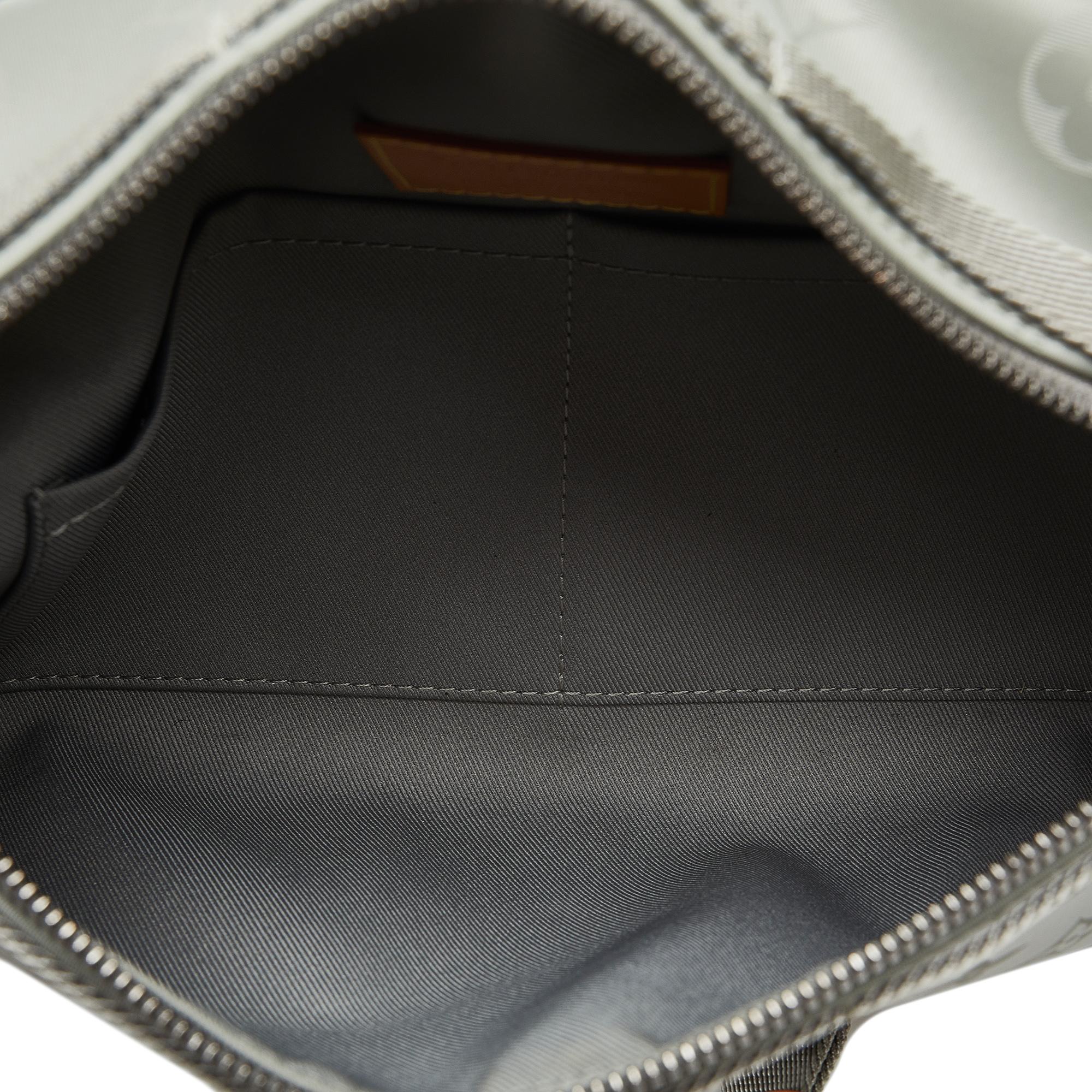 Louis Vuitton Monogram Titanium Messenger PM (SHG-0xX5Bz)