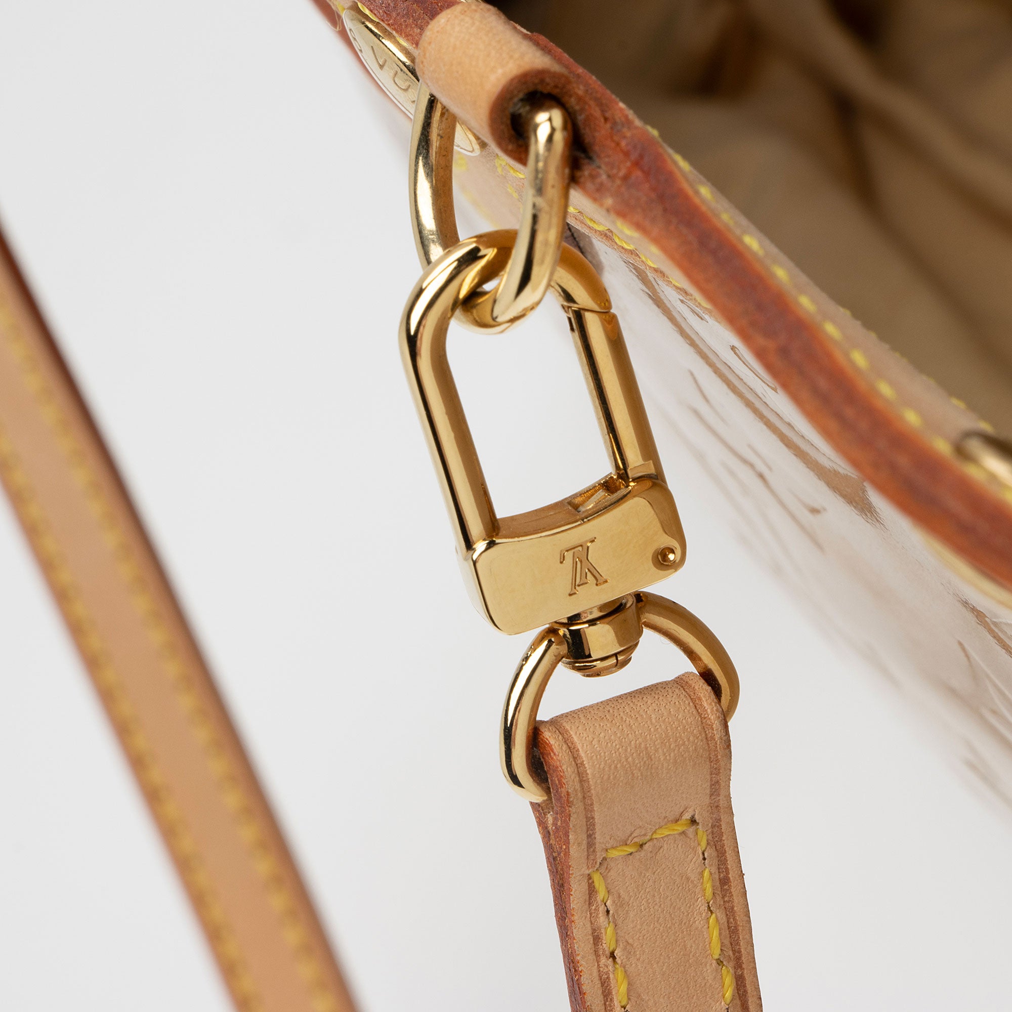 Louis Vuitton Monogram Vernis Roxbury Drive Clutch (SHF-JTTZyc)