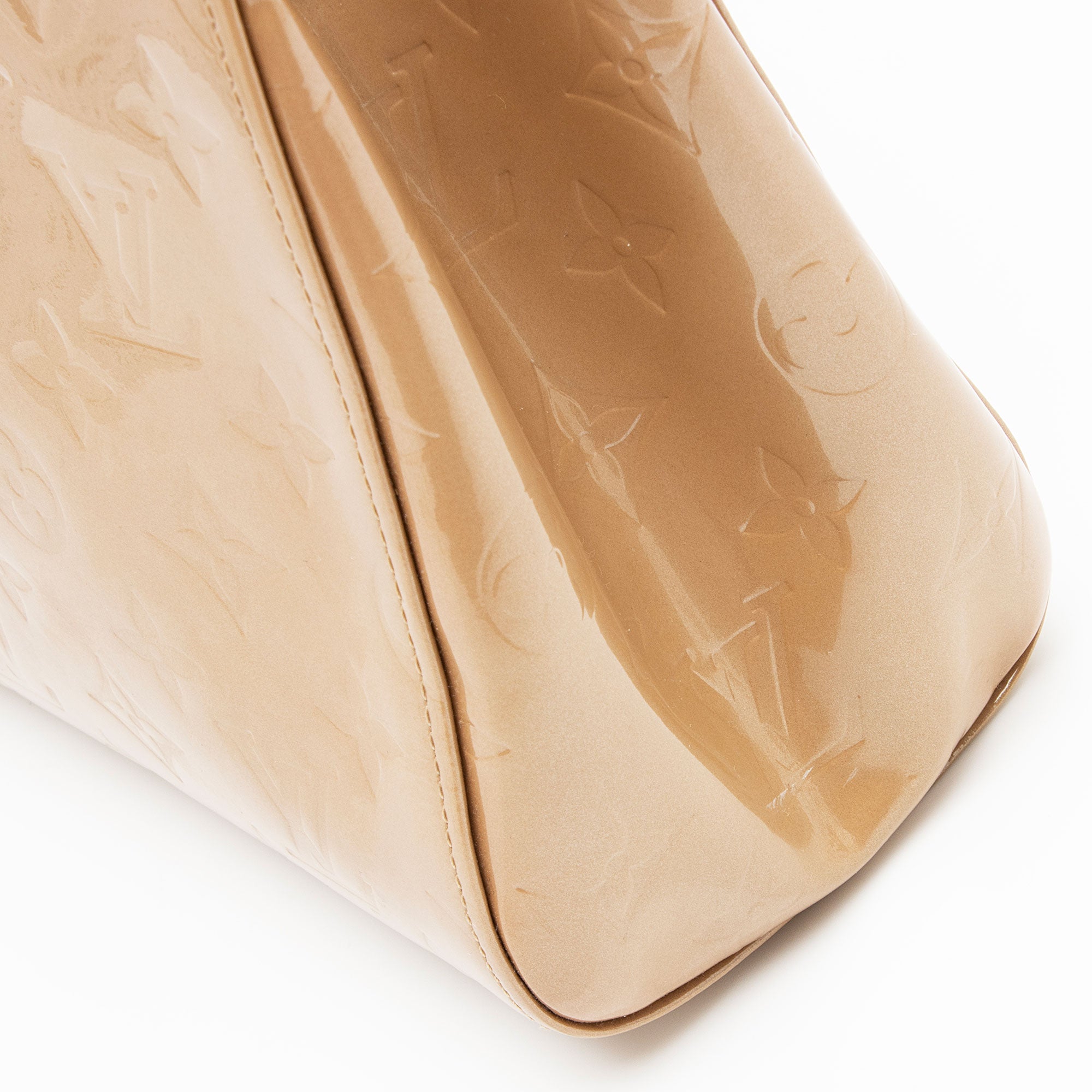 Louis Vuitton Monogram Vernis Roxbury Drive Clutch (SHF-JTTZyc)