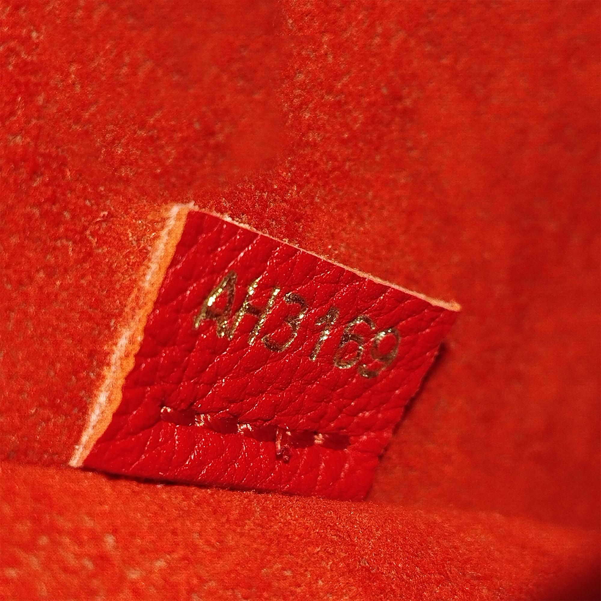 Louis Vuitton Monogram Victoire (SHG-tVgQig)