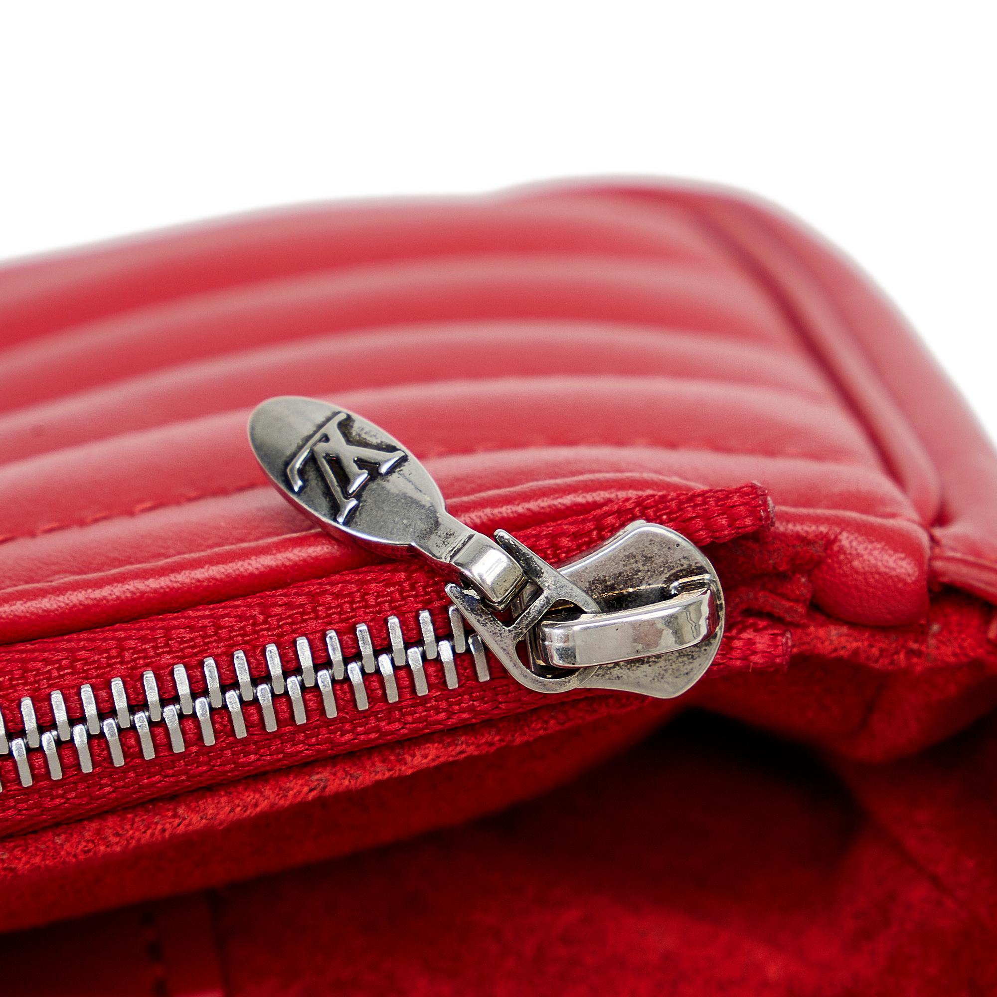 Louis Vuitton New Wave Chain Pochette (SHG-sOWV8C)
