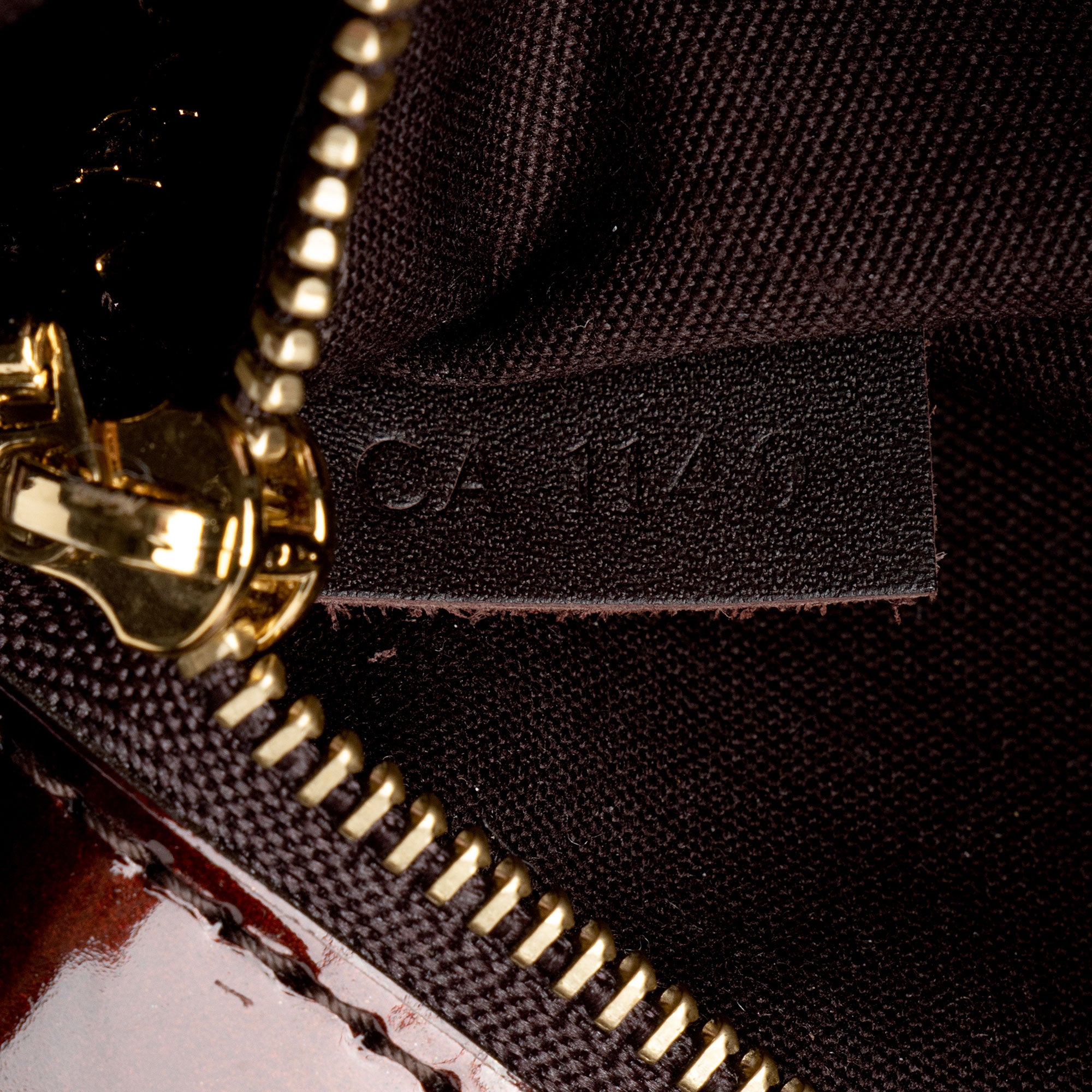 Louis Vuitton Patent Leather Sobe Clutch (SHF-O0hDXi)