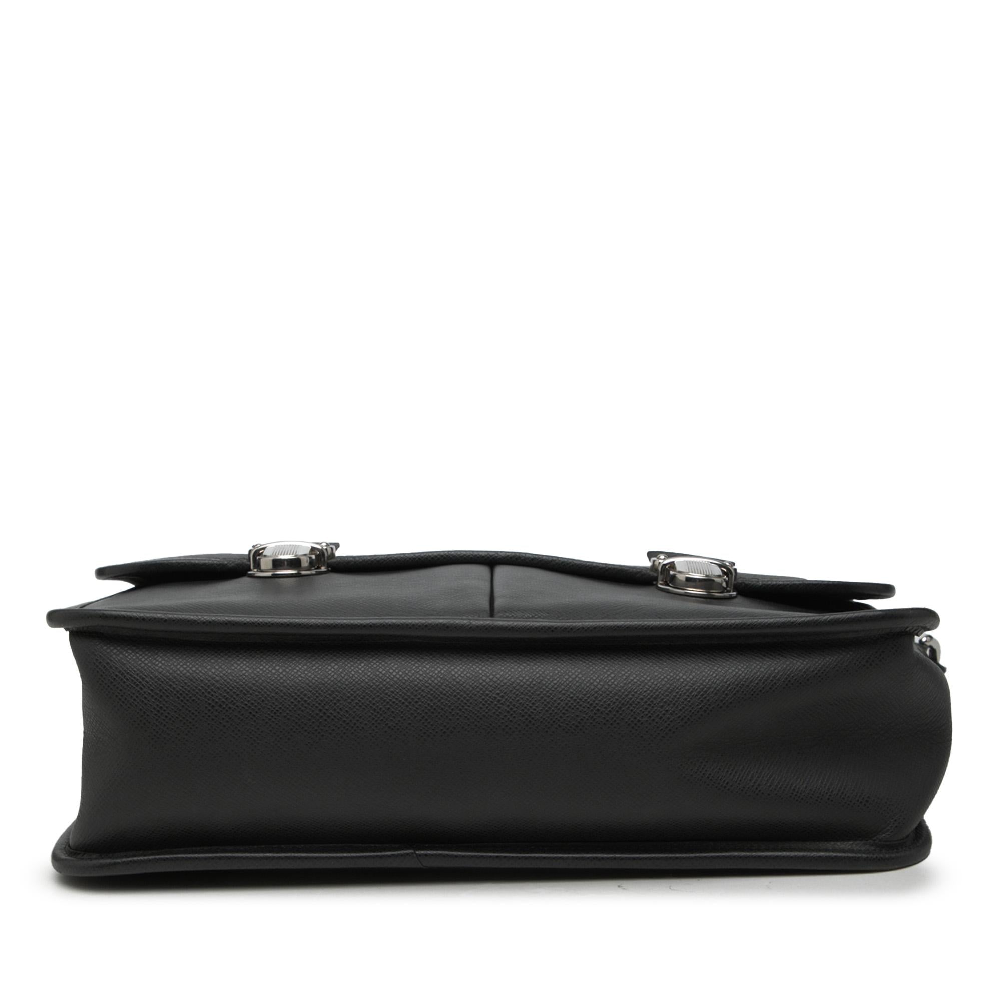 Louis Vuitton Taiga Alexei Messenger