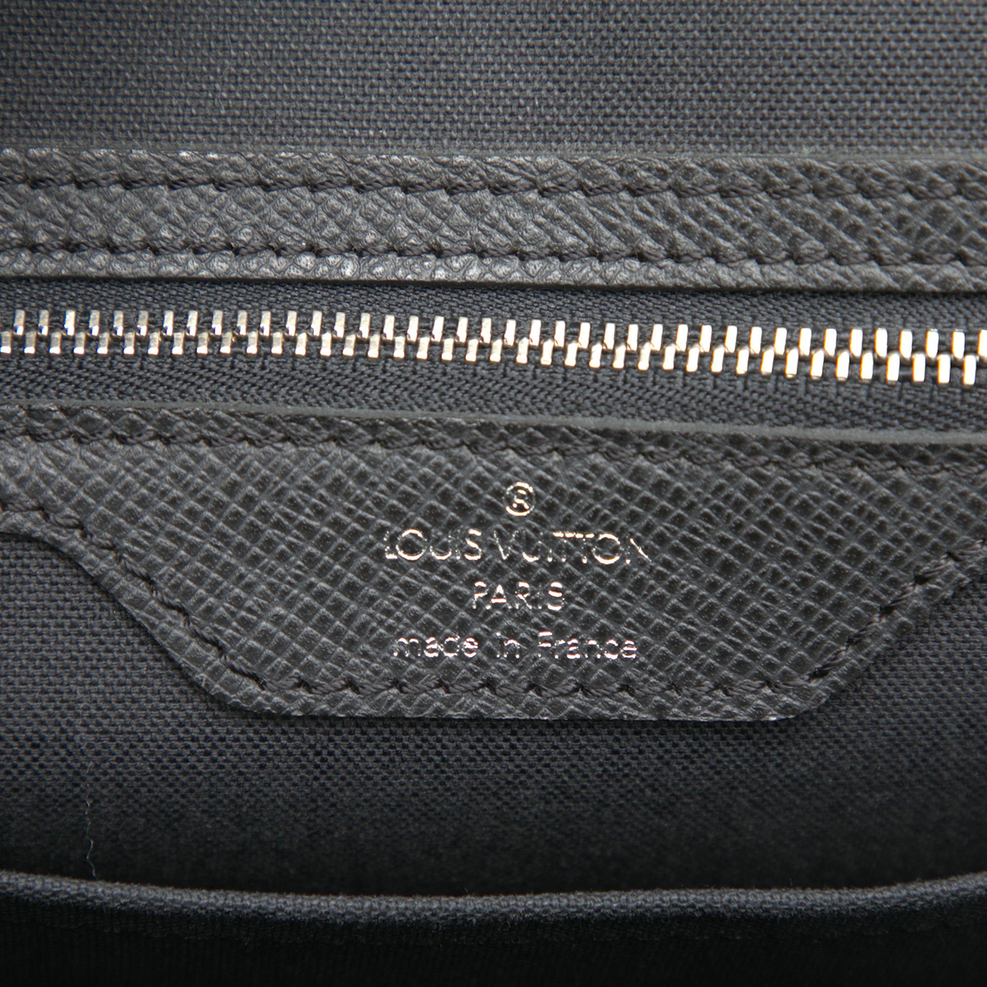 Louis Vuitton Taiga Alexei Messenger