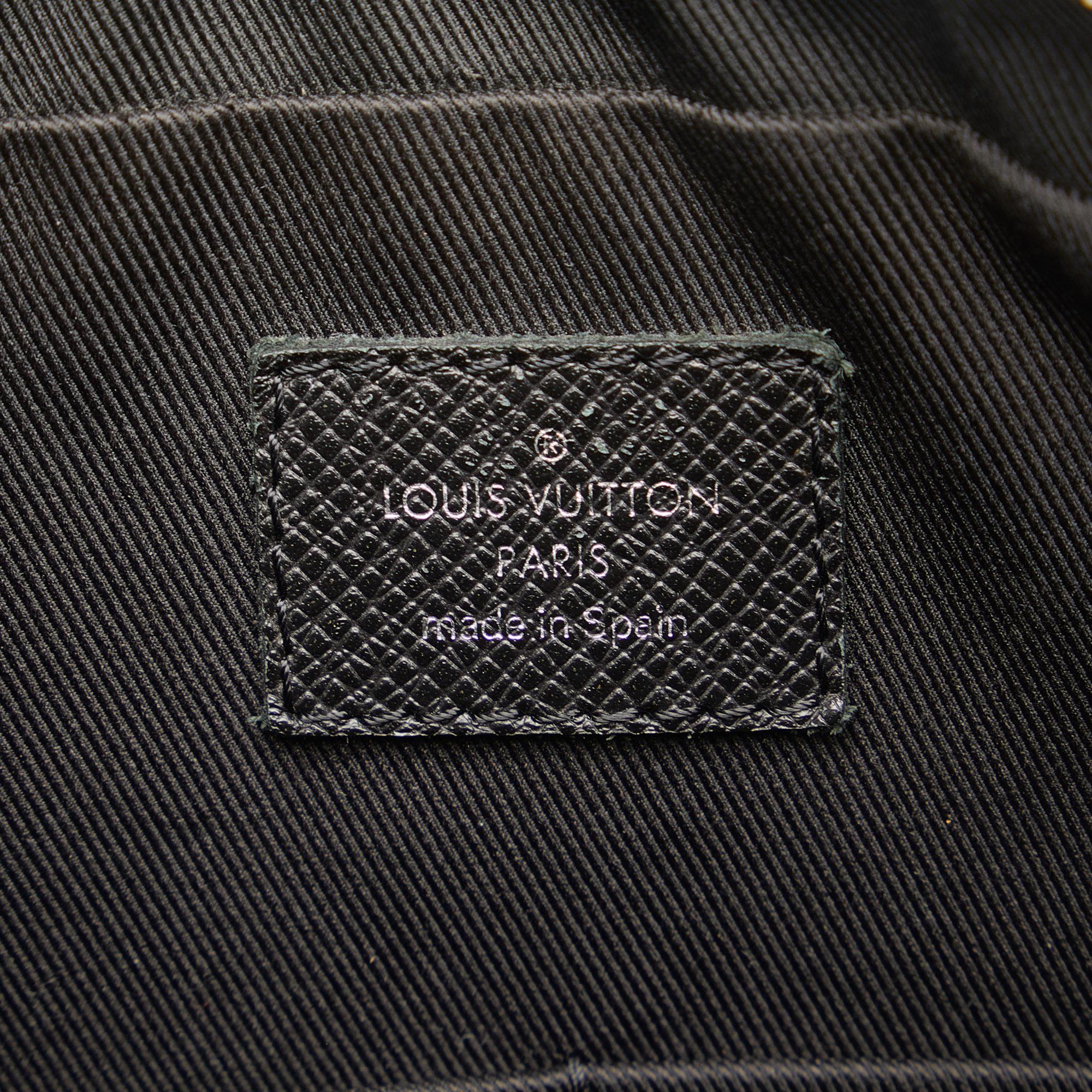 Louis Vuitton Taiga Anton Messenger PM (SHG-QmN9Ao)