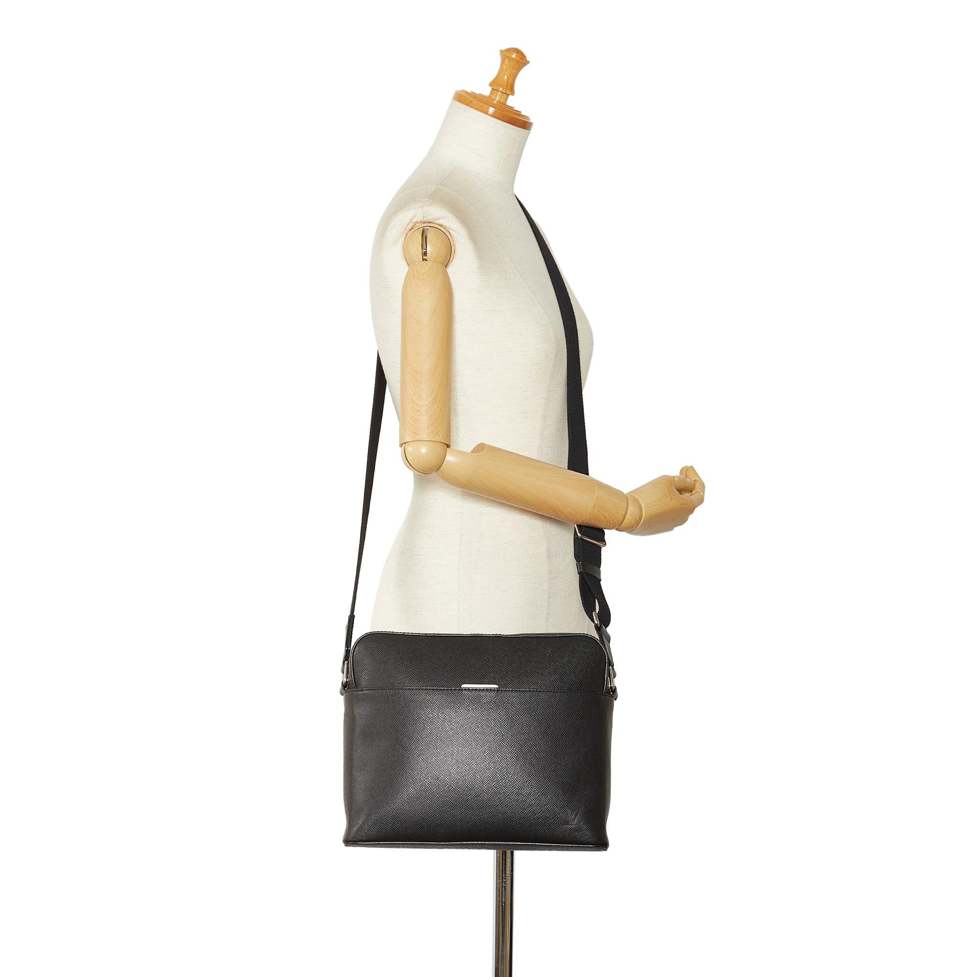 Louis Vuitton Taiga Anton Messenger PM (SHG-QmN9Ao)