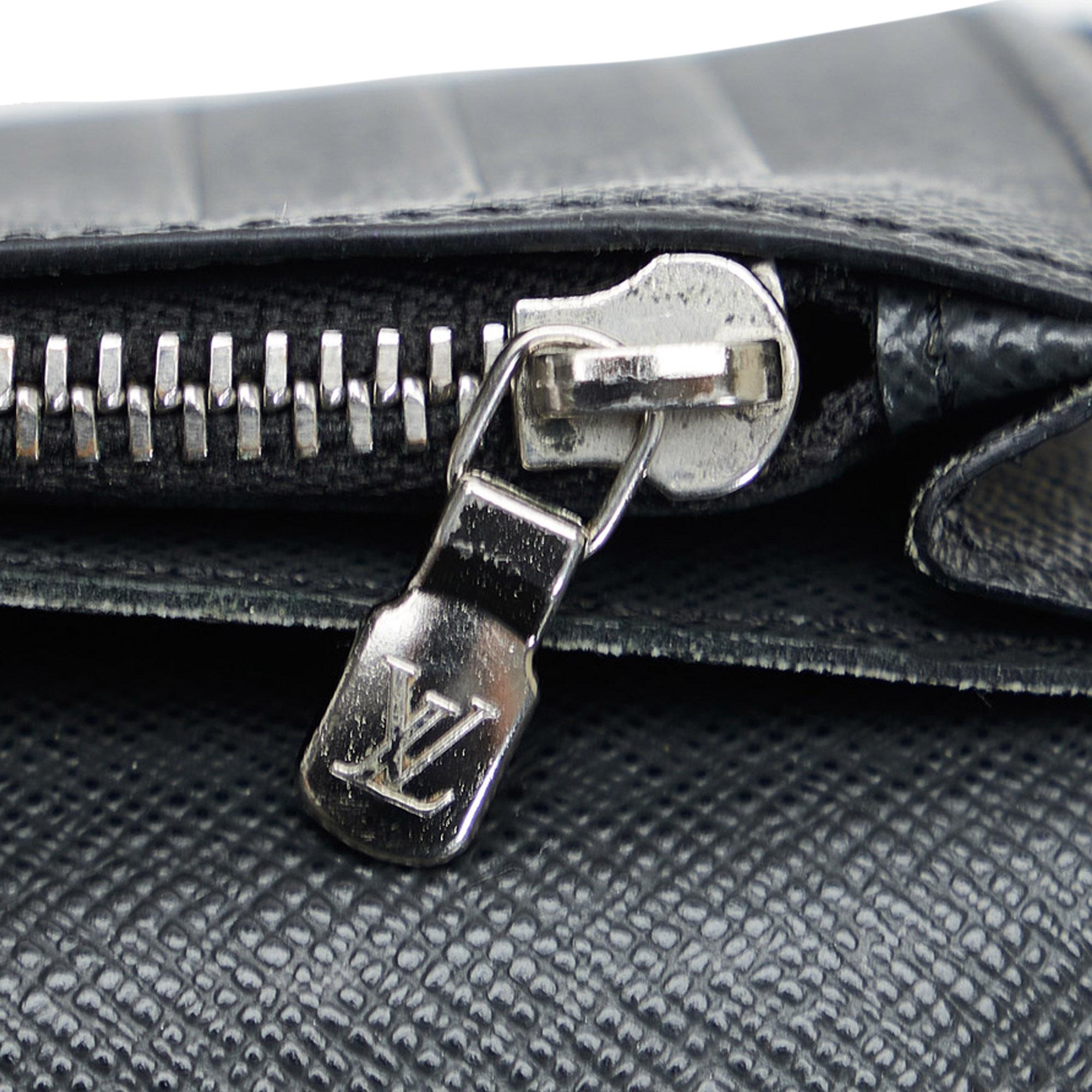 Louis Vuitton Taiga Bifold Long Wallet (SHG-AoXi4S)