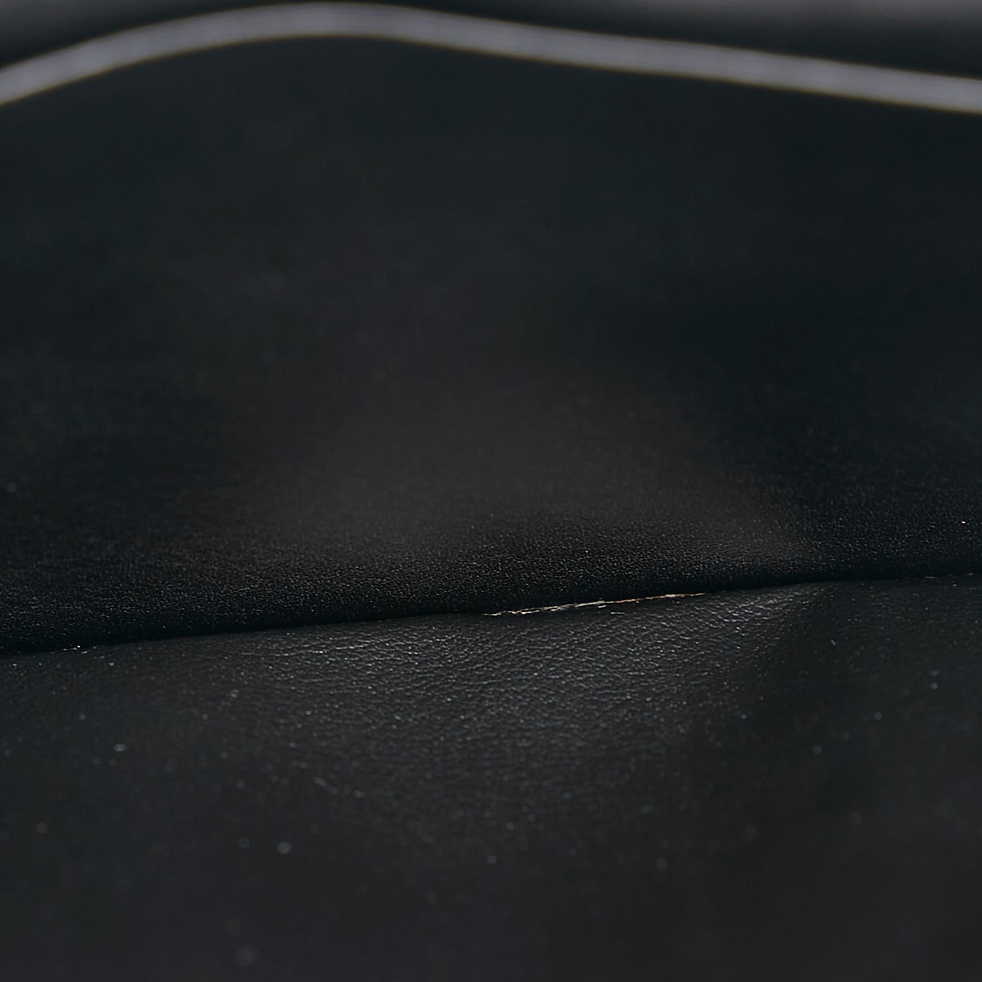 Louis Vuitton Taiga Brazza (SHG-xZxzJz)