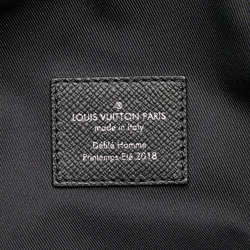 Louis Vuitton Taiga Cabas Light (SHG-WqVFfY)