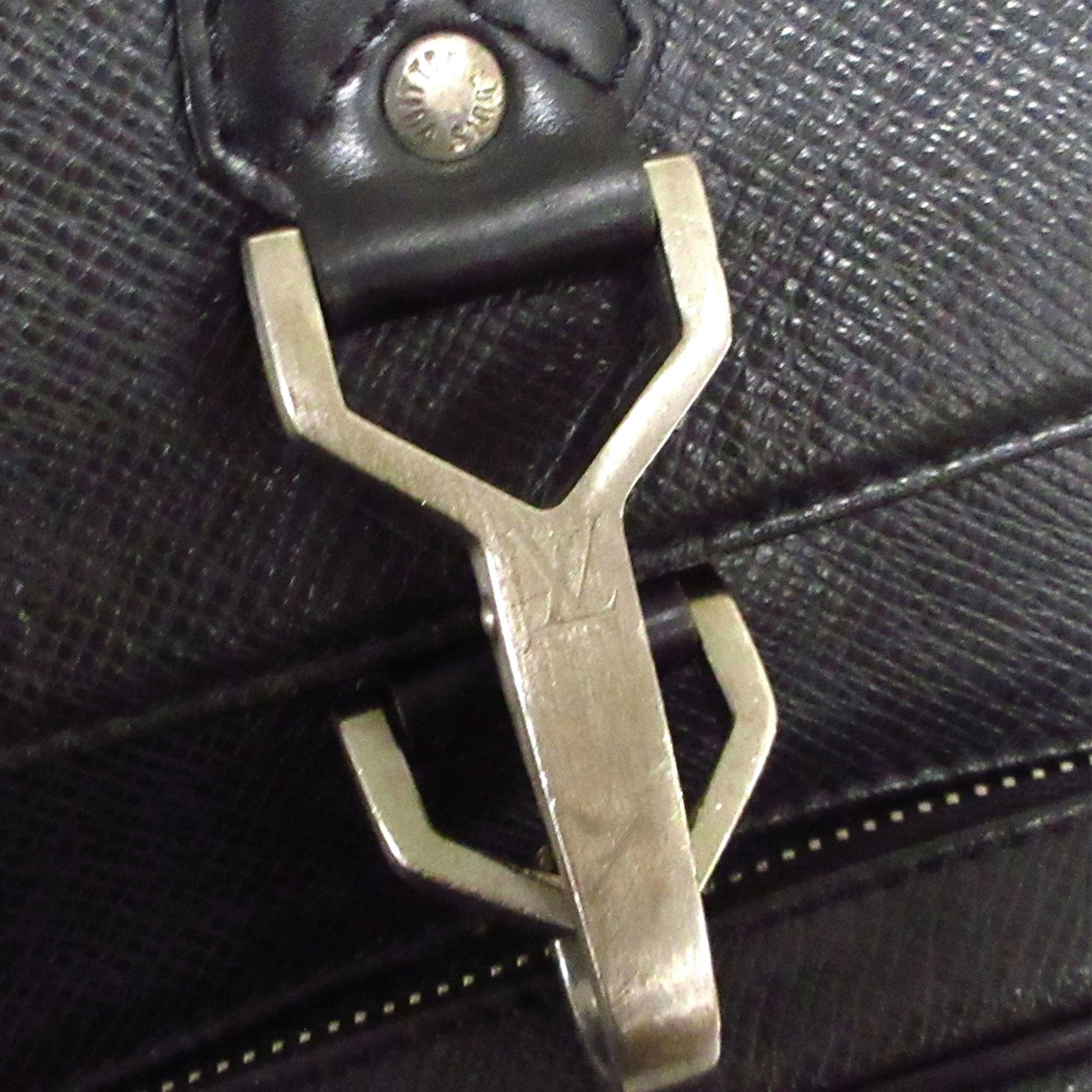 Louis Vuitton Taiga Cassiar (SHG-phAHbC)