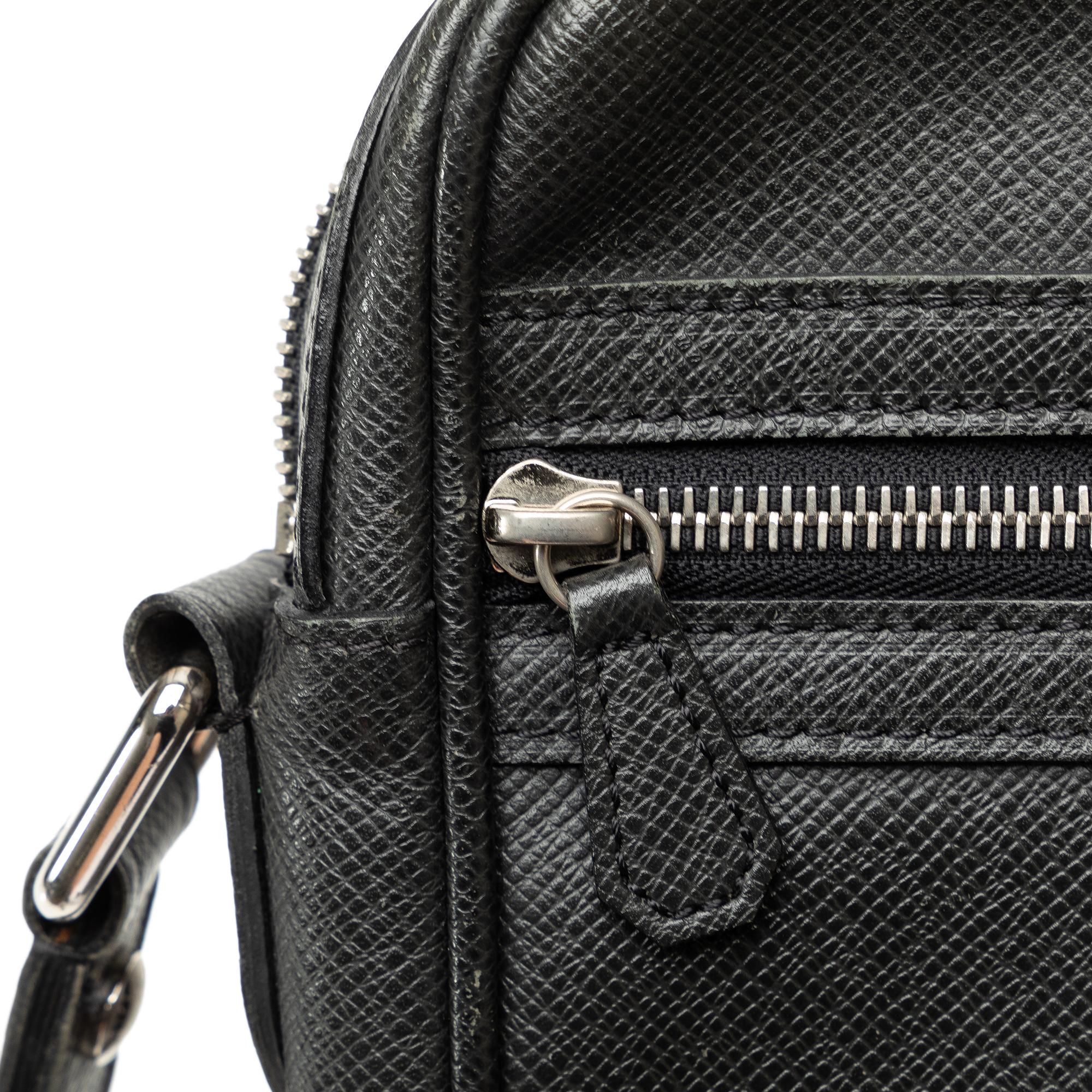 Louis Vuitton Taiga Dimitri (SHG-IIYDM1)