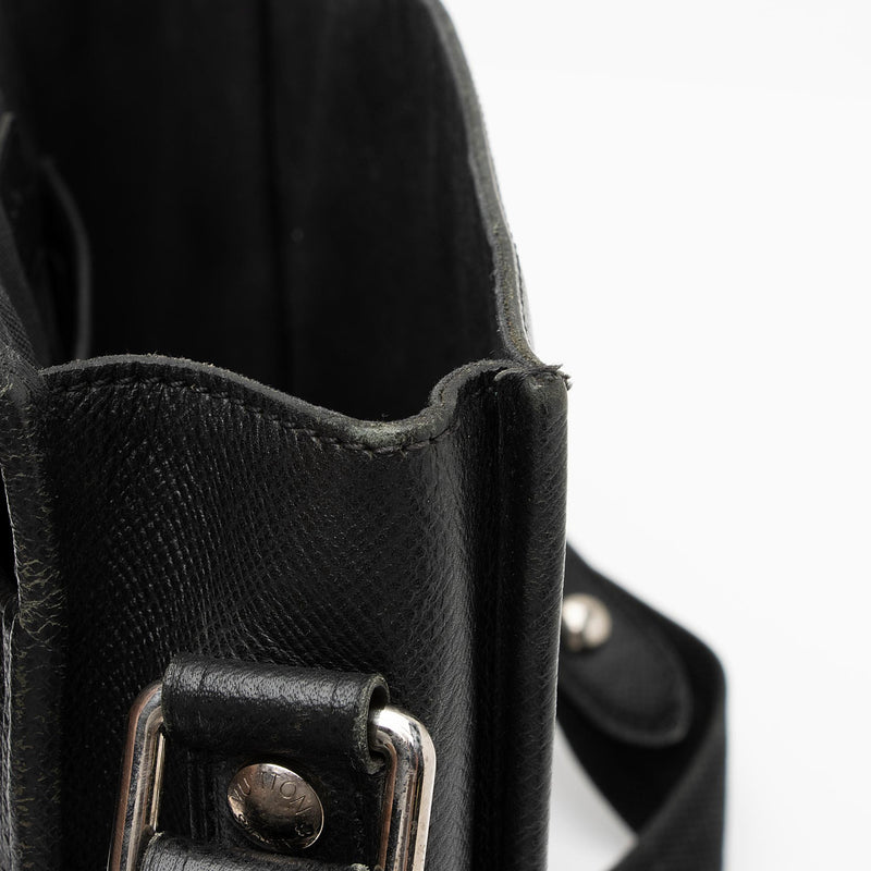 Louis Vuitton Taiga Leather Andrei Messenger Bag (SHF-23822)