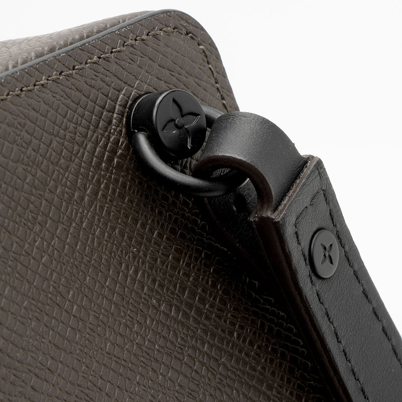Louis Vuitton Taiga Leather Monogram Canvas Phone Box Crossbody Bag (SHF-tzlpri)