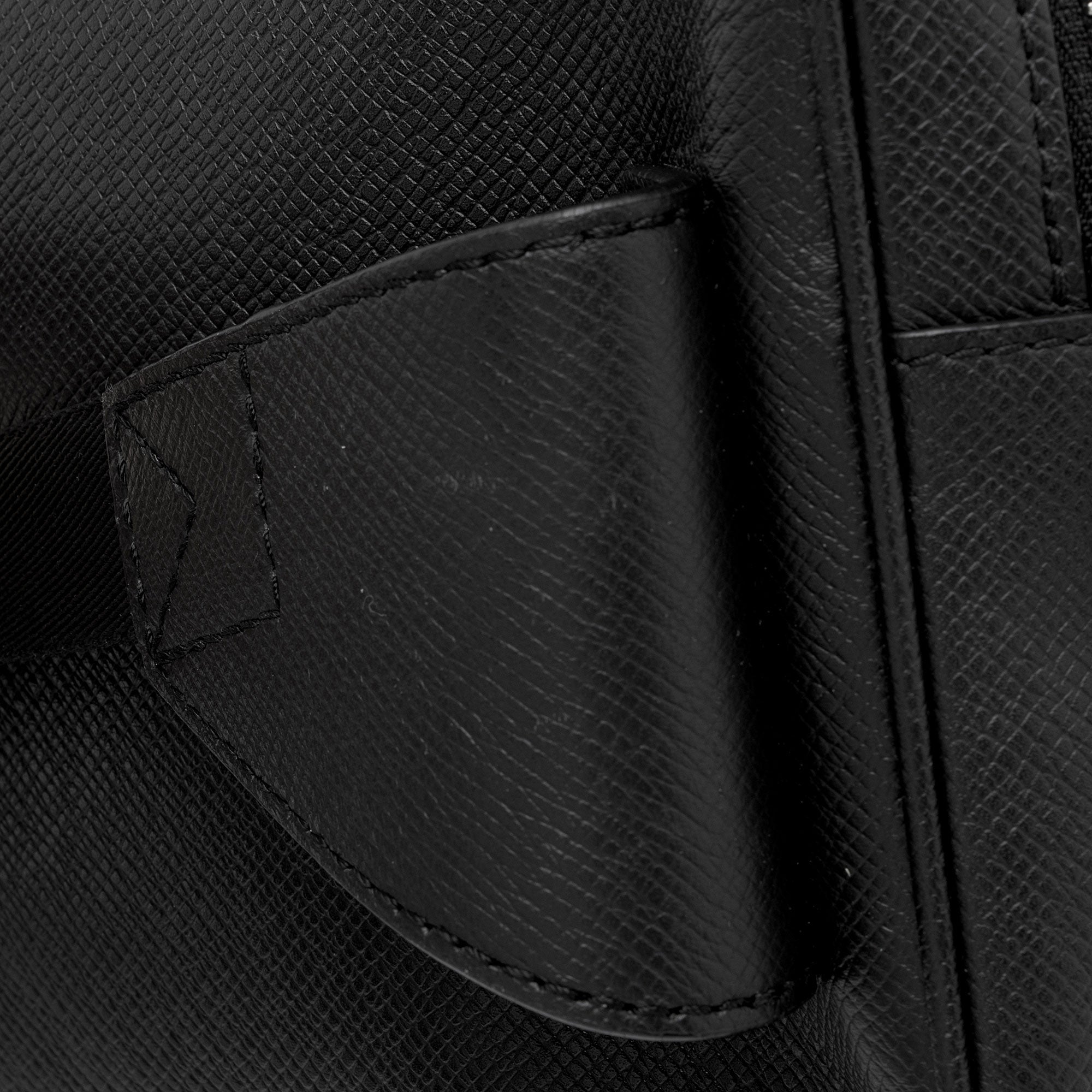 Louis Vuitton Taiga Leather Outdoor Bumbag (SHF-8TztVF)