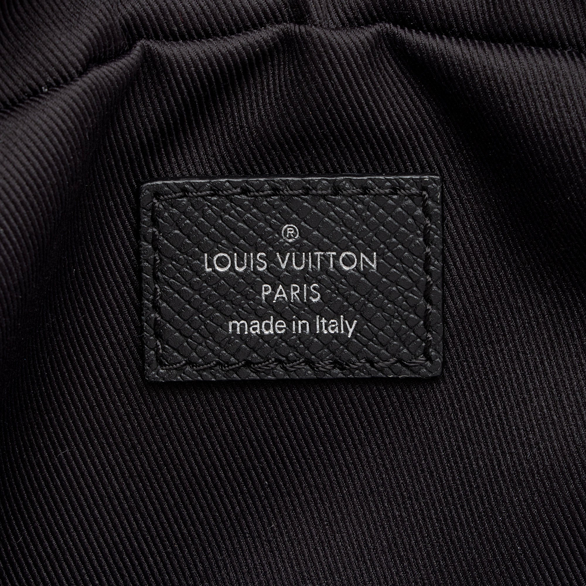 Louis Vuitton Taiga Leather Outdoor Bumbag (SHF-8TztVF)