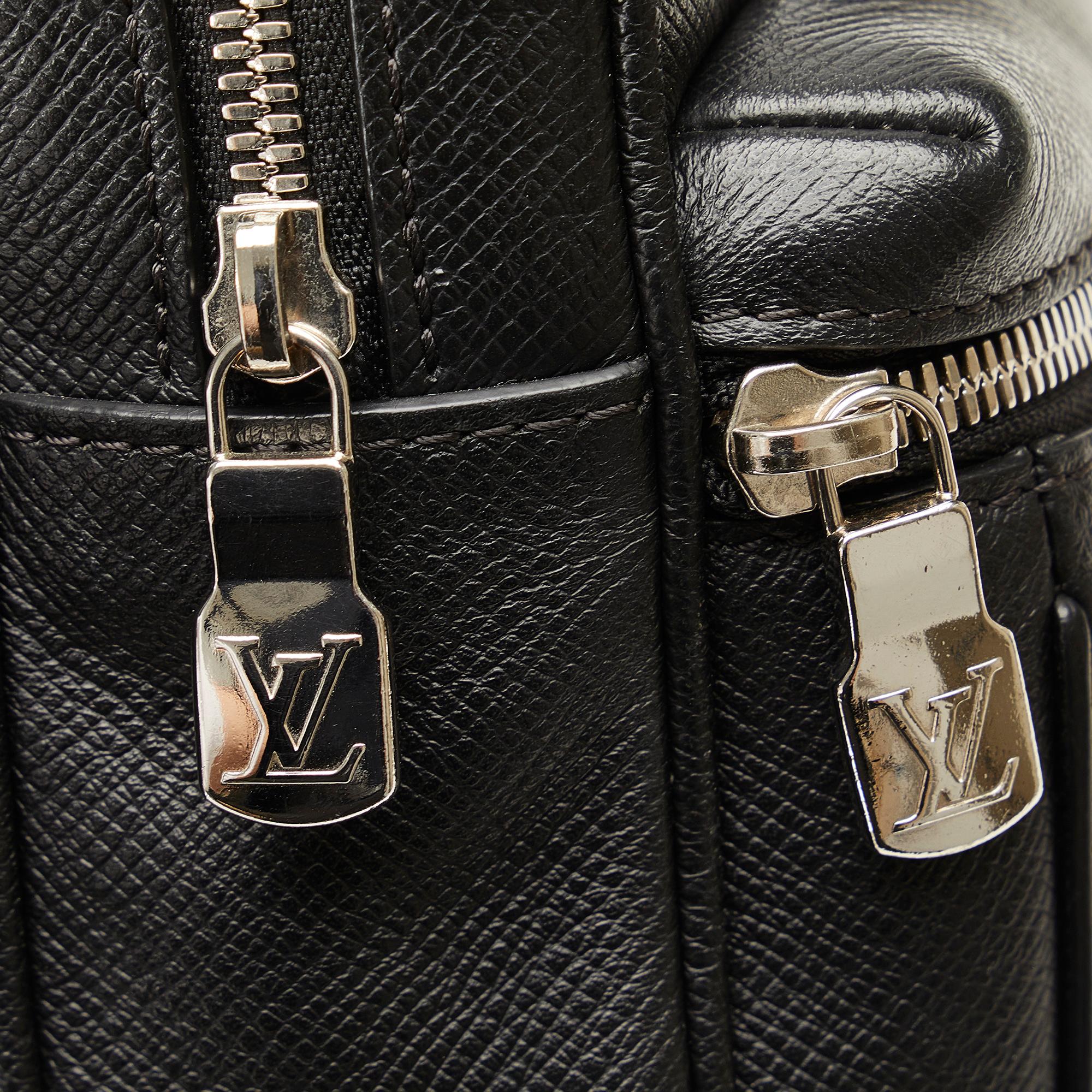 Louis Vuitton Taiga Outdoor Bumbag (SHG-xV16So)