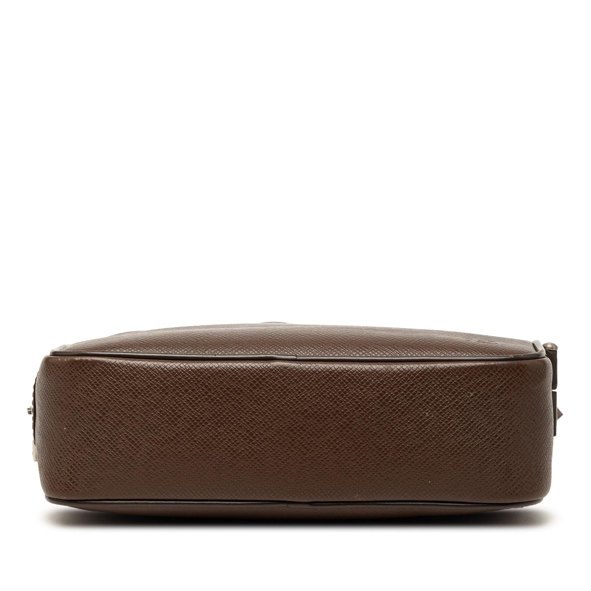 Louis Vuitton Taiga Pochette Kaluga