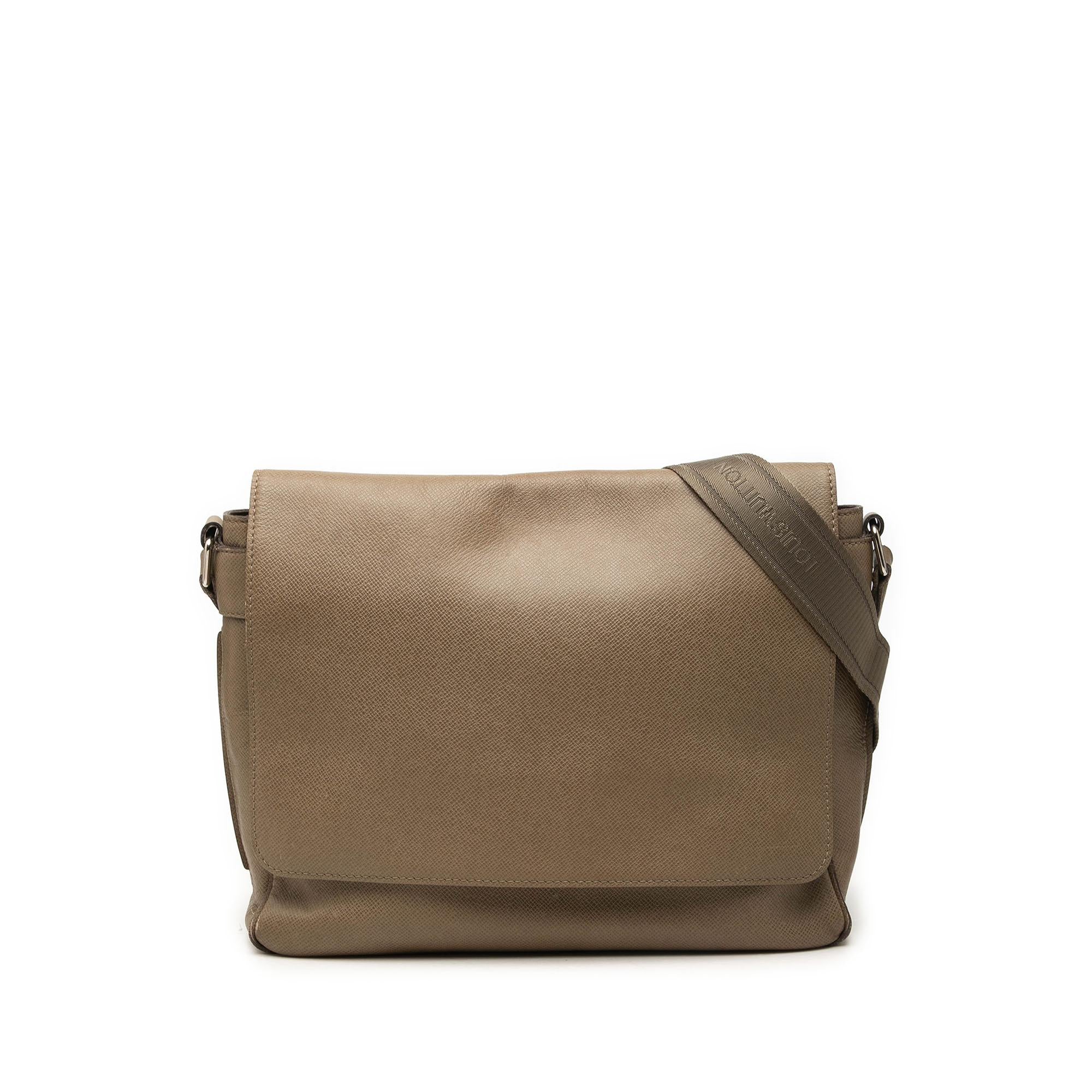Louis Vuitton Taiga Roman MM