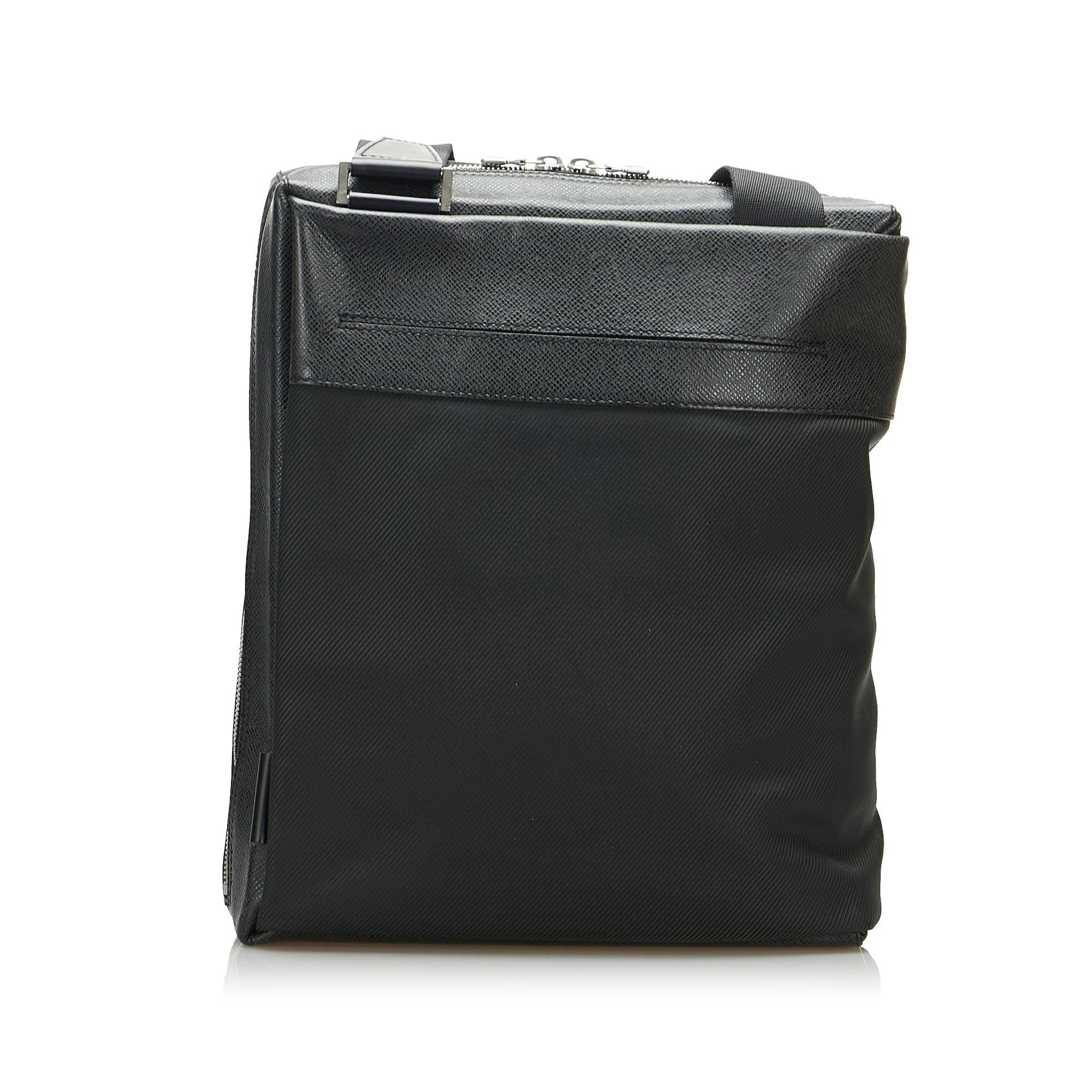 Louis Vuitton Taiga Sayan (SHG-dzbalD)