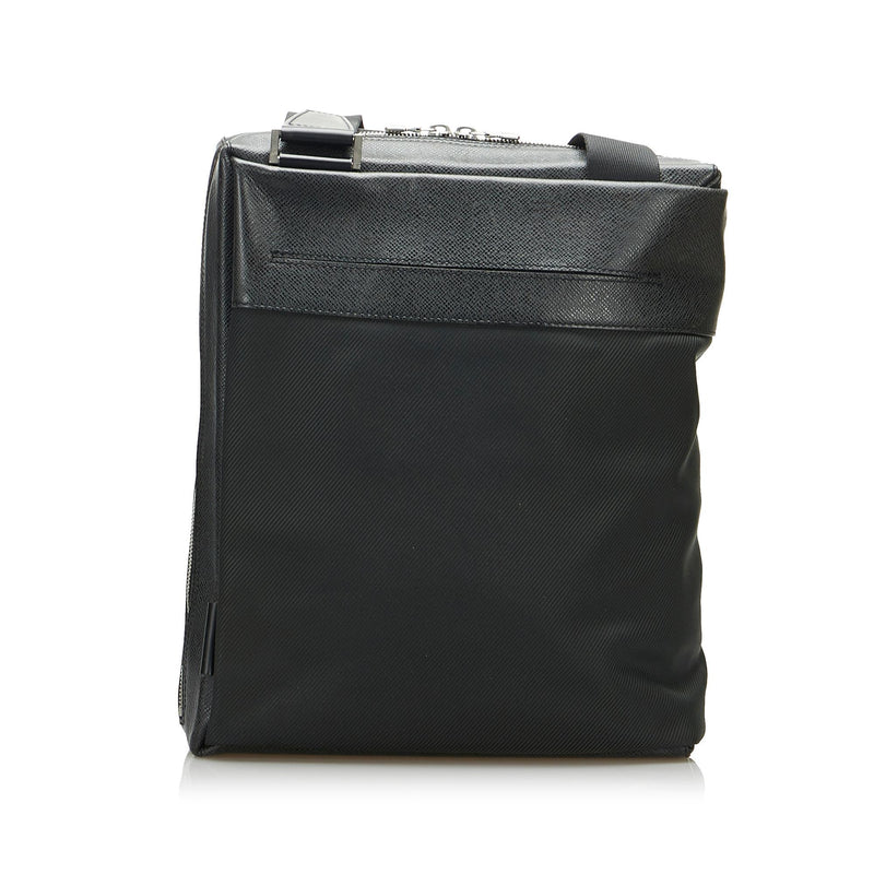 Louis Vuitton Taiga Sayan Shoulder Bag Second Hand / Selling