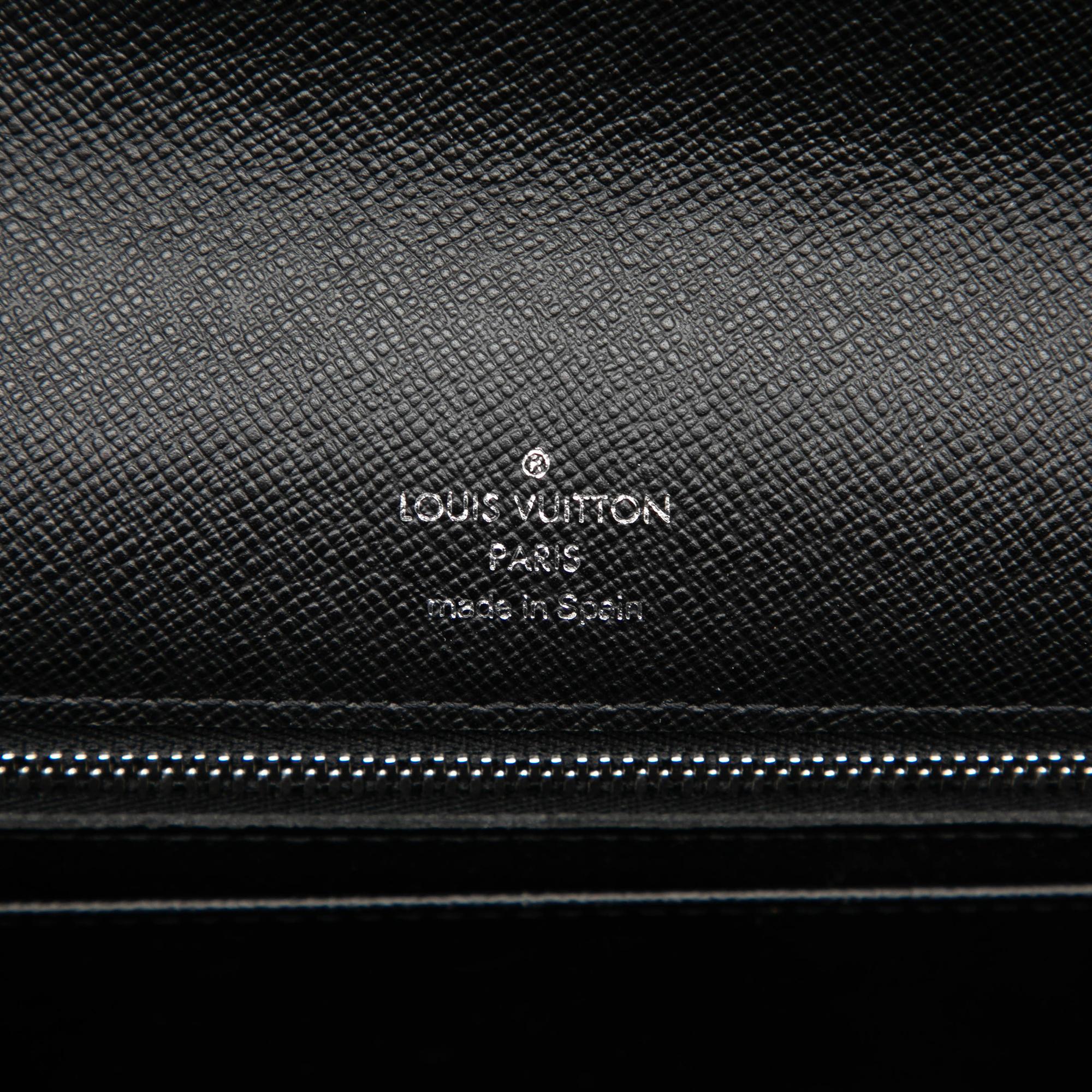 Louis Vuitton Taiga Selenga