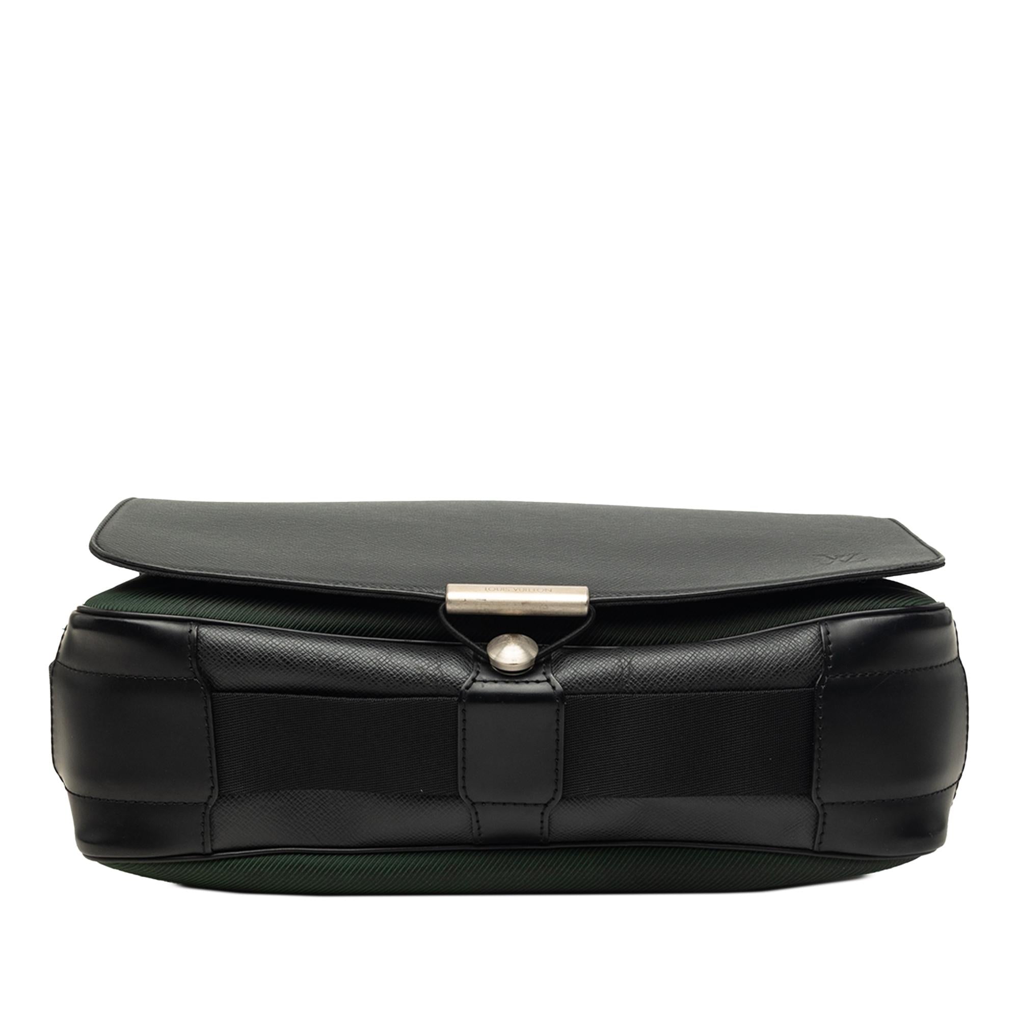 Louis Vuitton Taiga Viktor