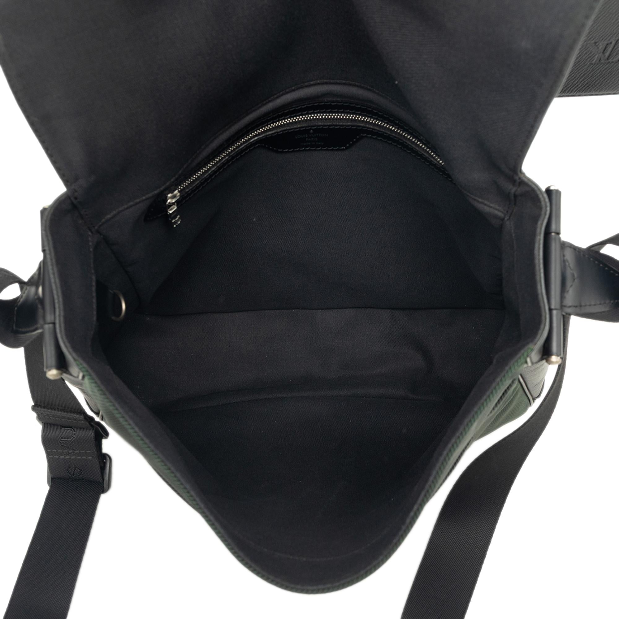 Louis Vuitton Taiga Viktor