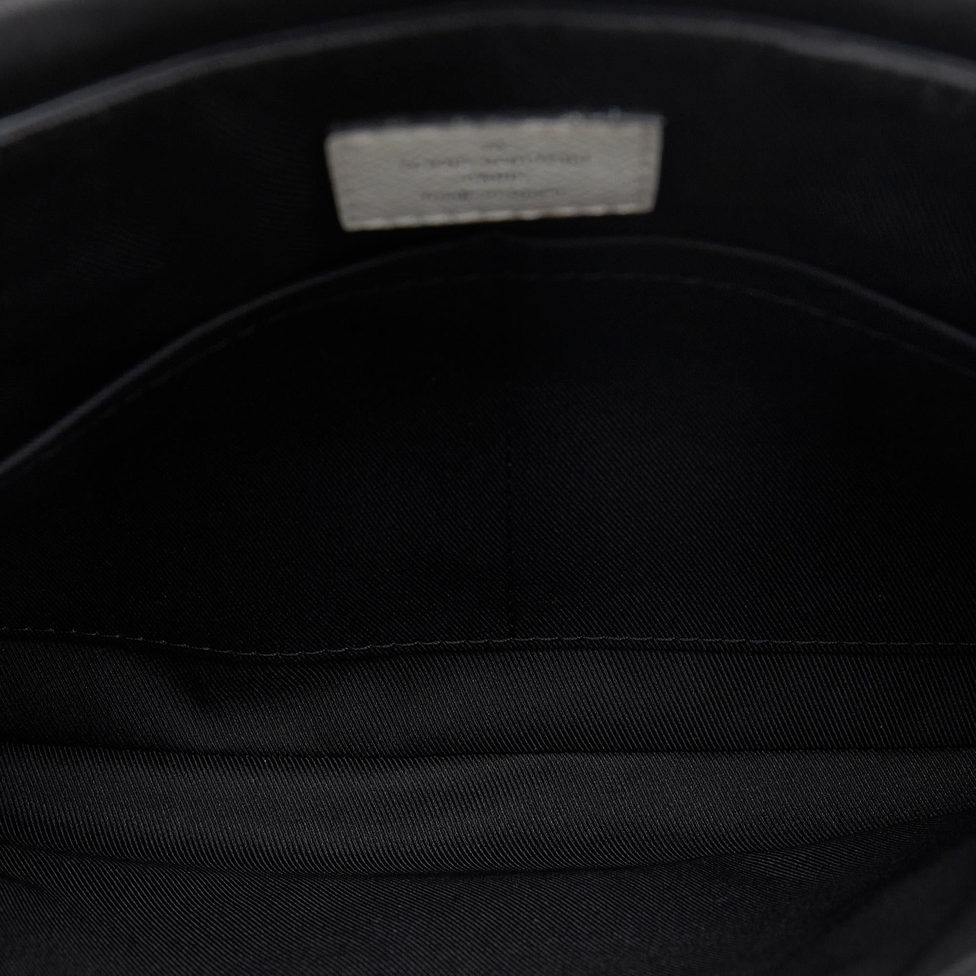 Louis Vuitton Taigarama Outdoor Flap Messenger (SHG-dw9Su2)