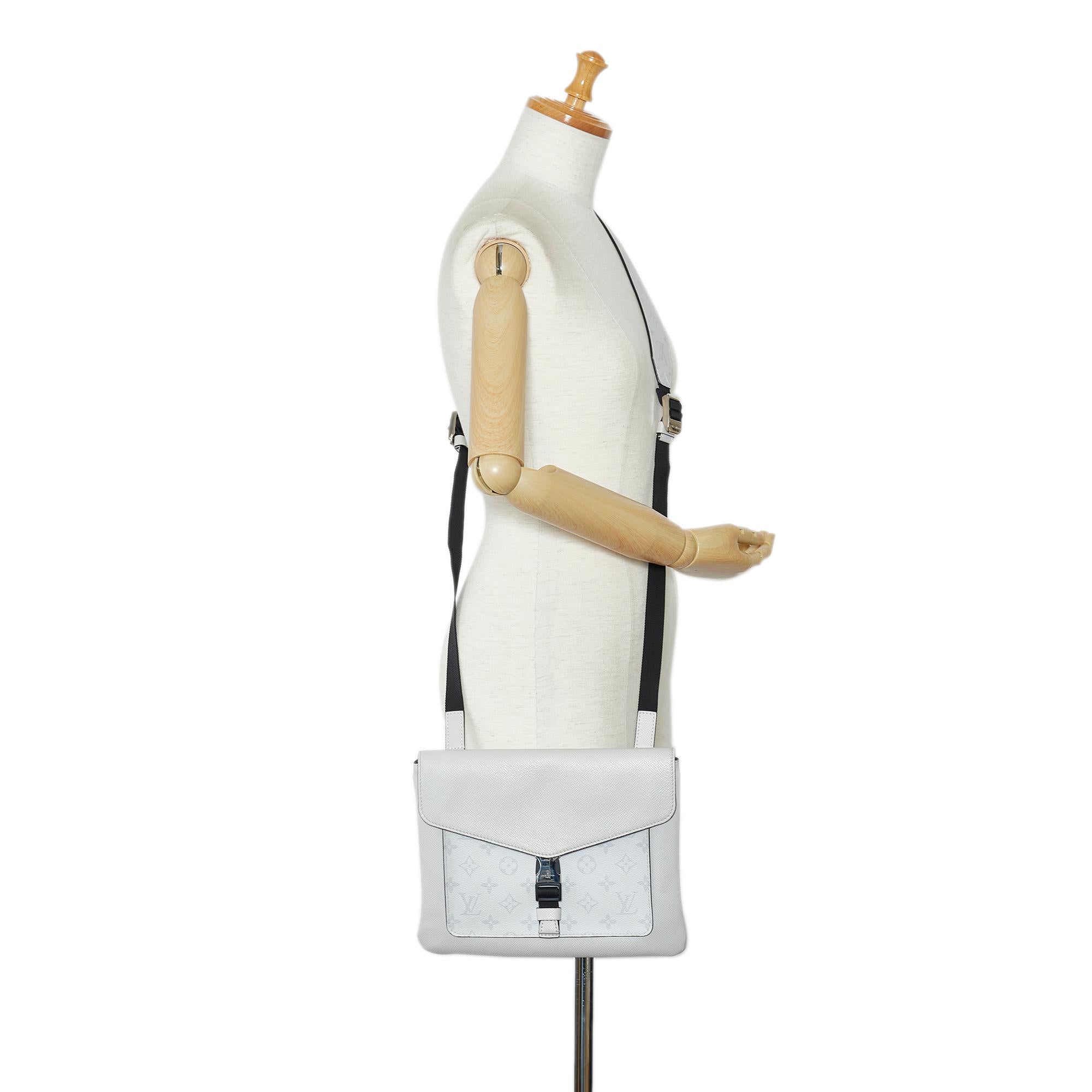 Louis Vuitton Taigarama Outdoor Flap Messenger (SHG-dw9Su2)