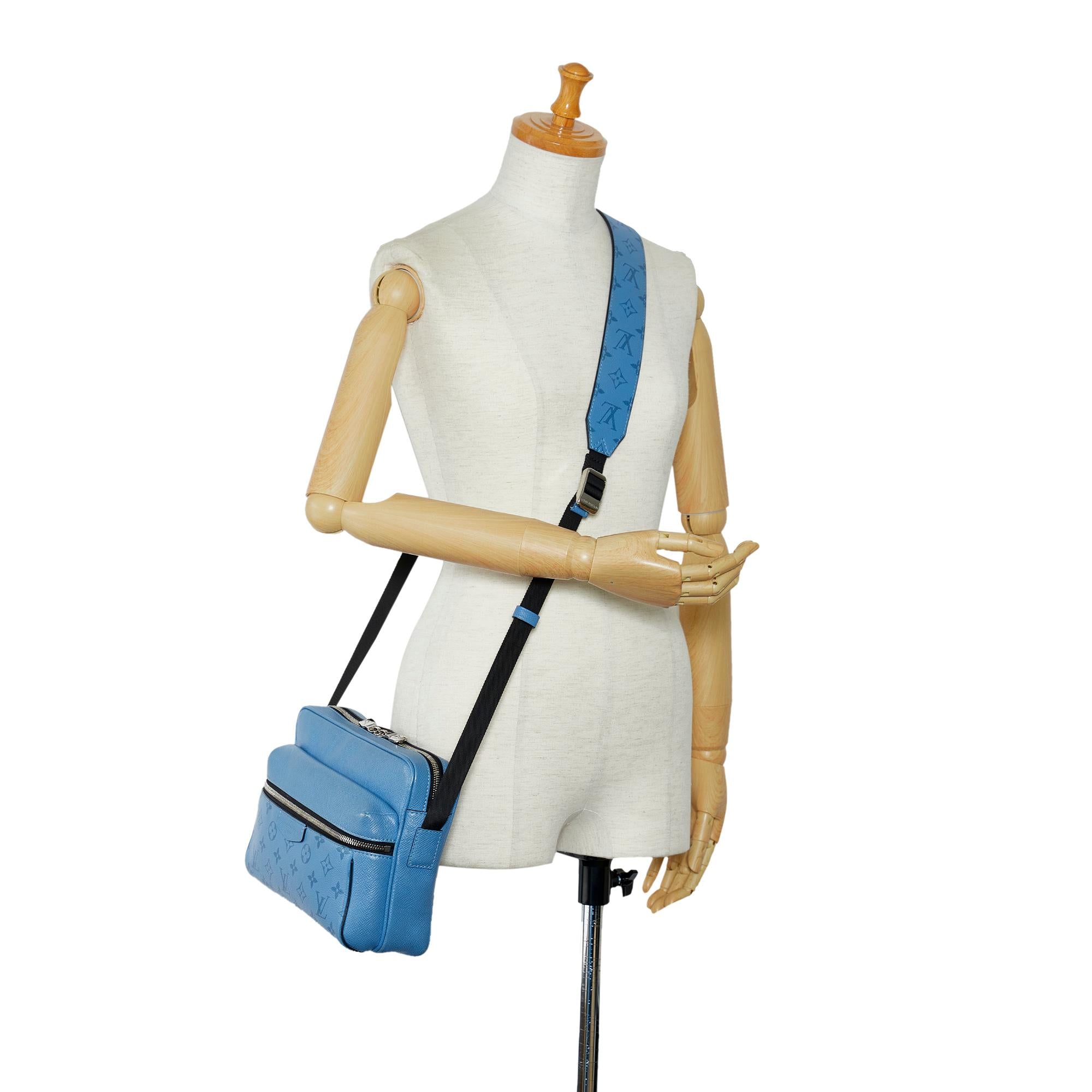 Louis Vuitton Taigarama Outdoor Messenger (SHG-T4M96L)