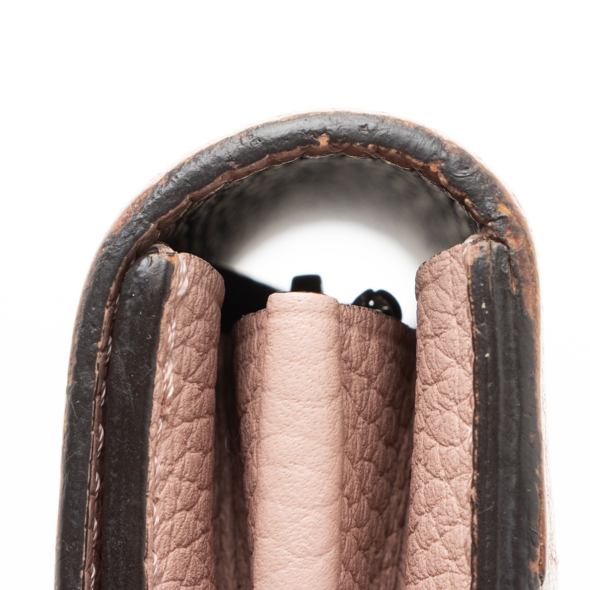 Louis Vuitton Taurillon Capucines Wallet (SHF-Bkkq6C)