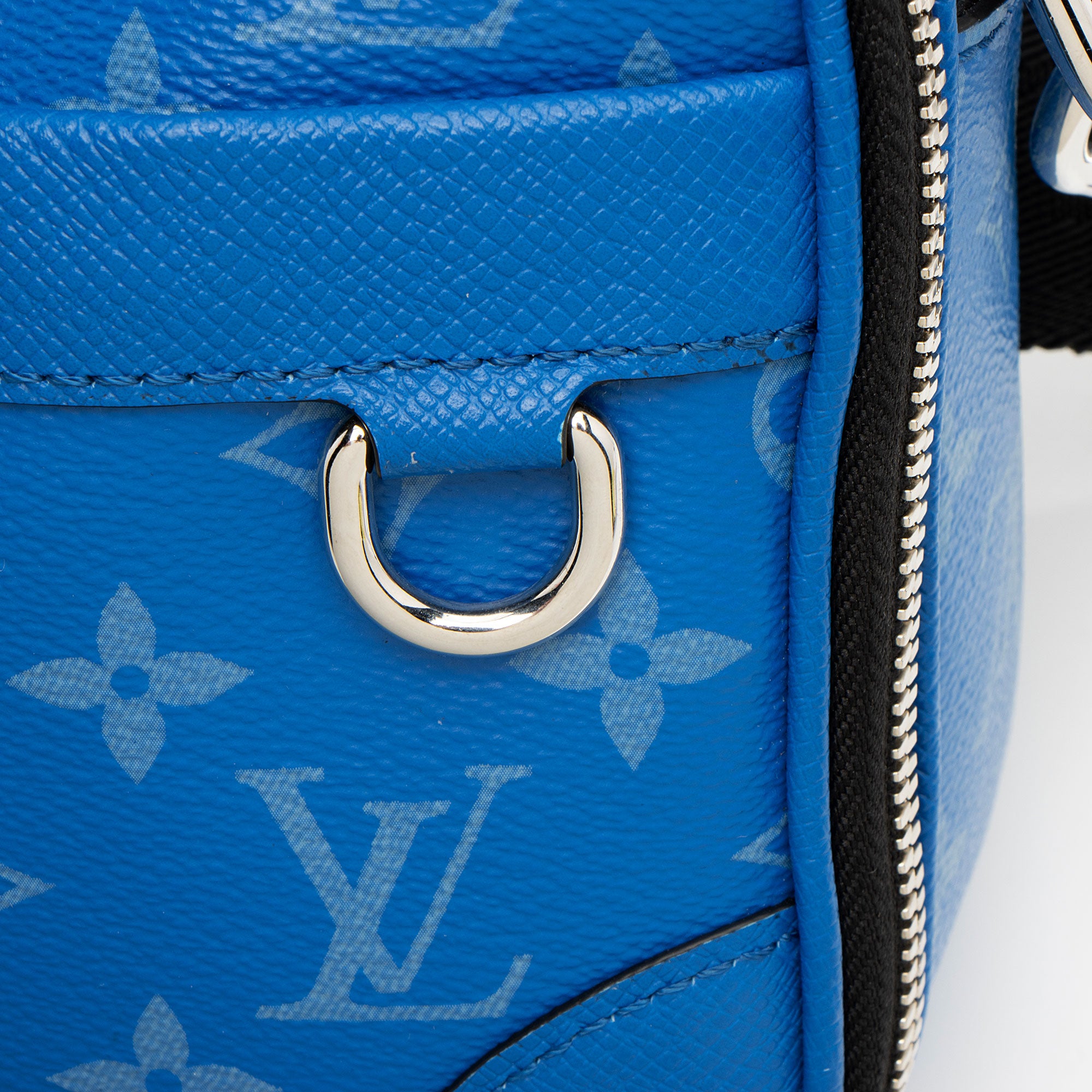 Louis Vuitton Taigarama Leather Alpha Messenger (SHF-TACnOz)