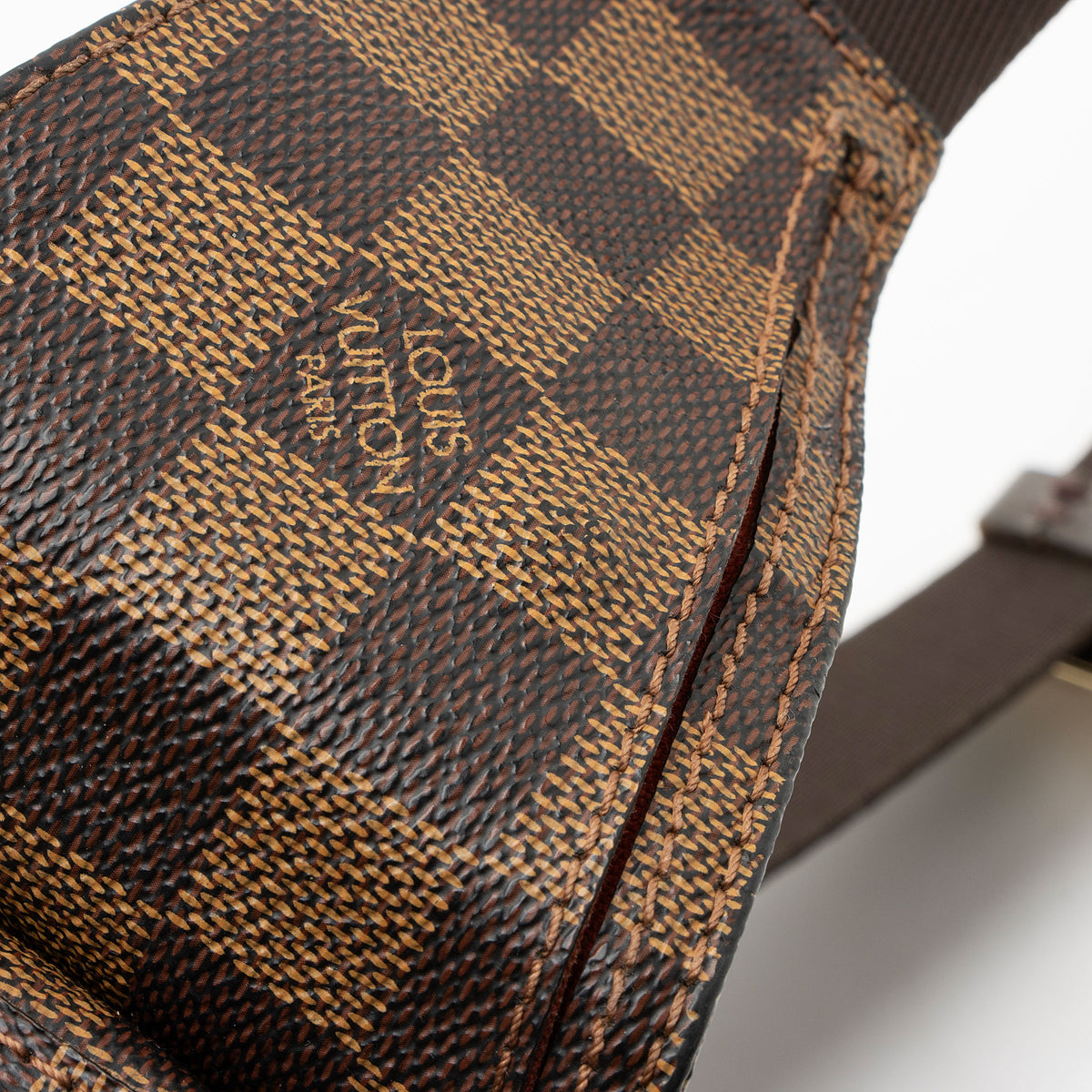 Louis Vuitton Vintage Damier Ebene Geronimos Sling Bag display picture 2
