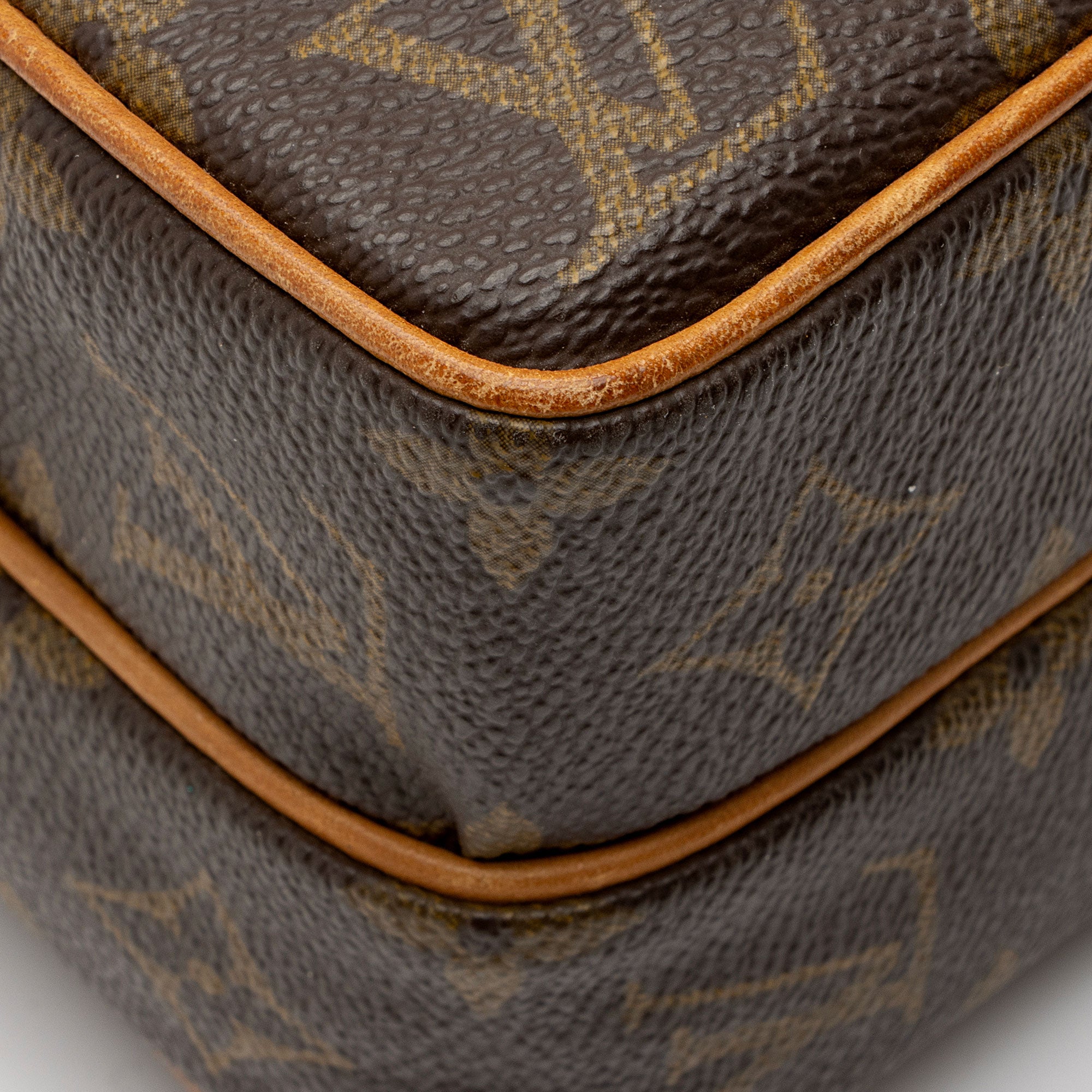 Louis Vuitton Vintage Monogram Canvas Amazone Mini Messenger Bag (SHF-VKZDtJ)