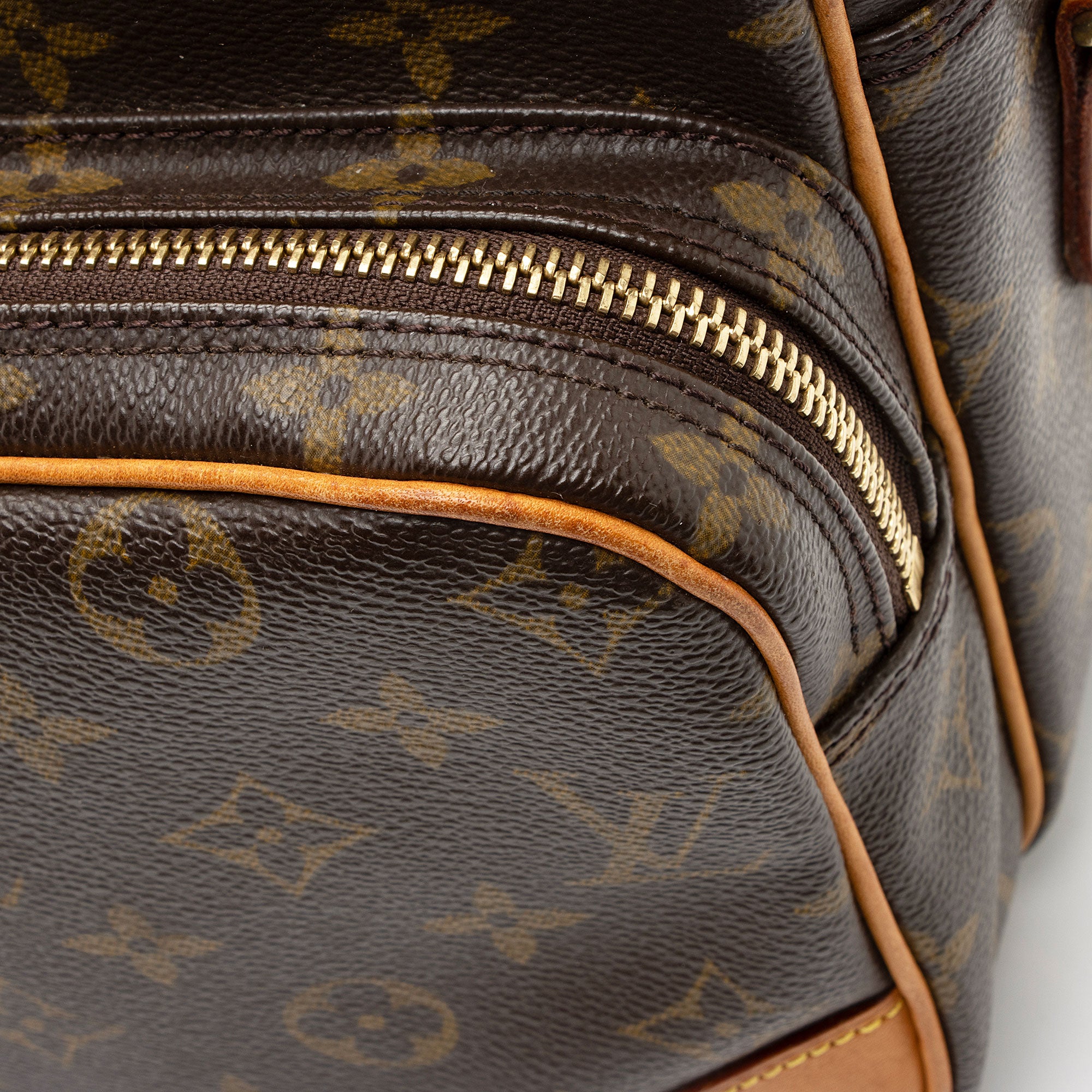 Louis Vuitton Vintage Monogram Canvas Nile MM Messenger (SHF-rvy2cg)