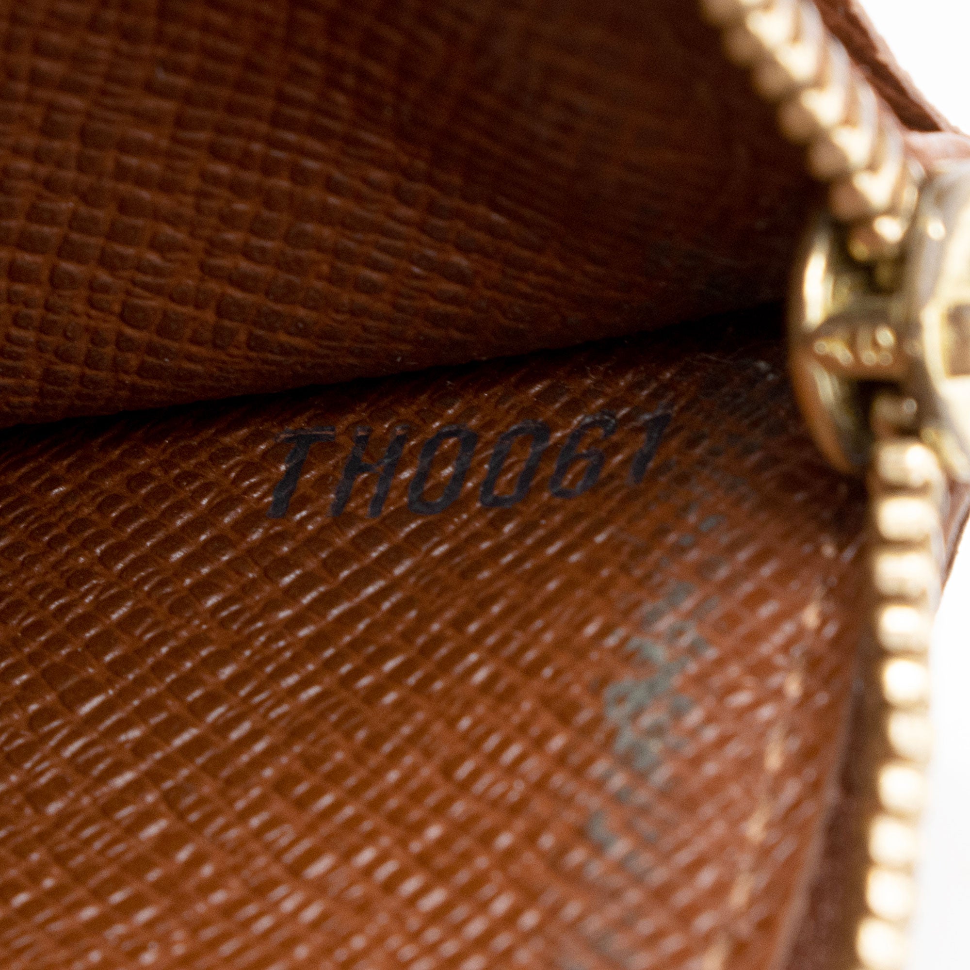 Louis Vuitton Vintage Monogram Canvas Sarah Wallet (SHF-NDngCm)