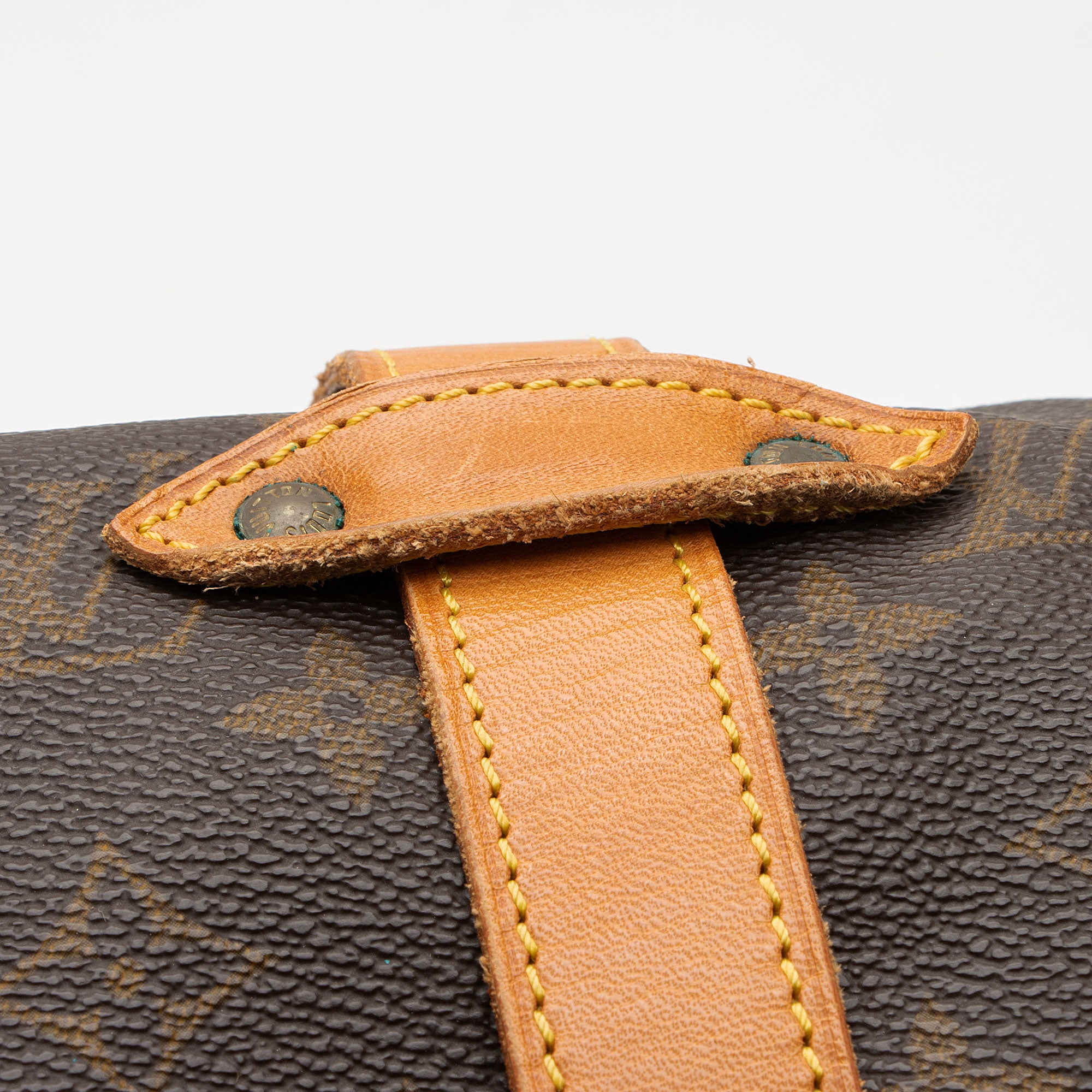 Louis Vuitton Vintage Monogram Canvas Saumur 35 Messenger Bag (SHF-Zvqdiw)