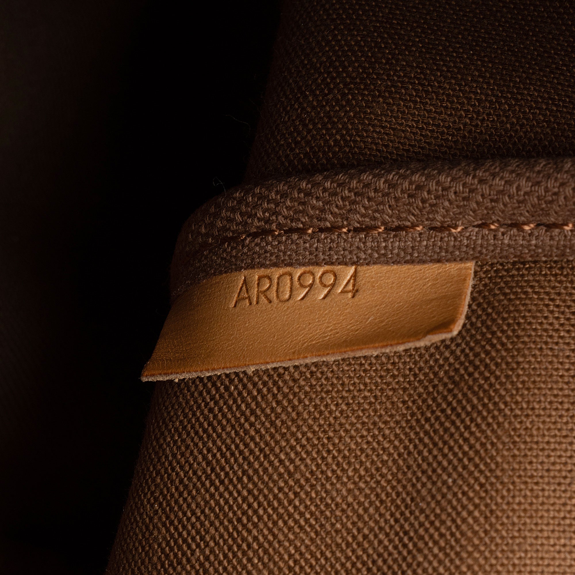 Louis Vuitton Vintage Monogram Canvas Saumur 35 Messenger Bag (SHF-Zvqdiw)