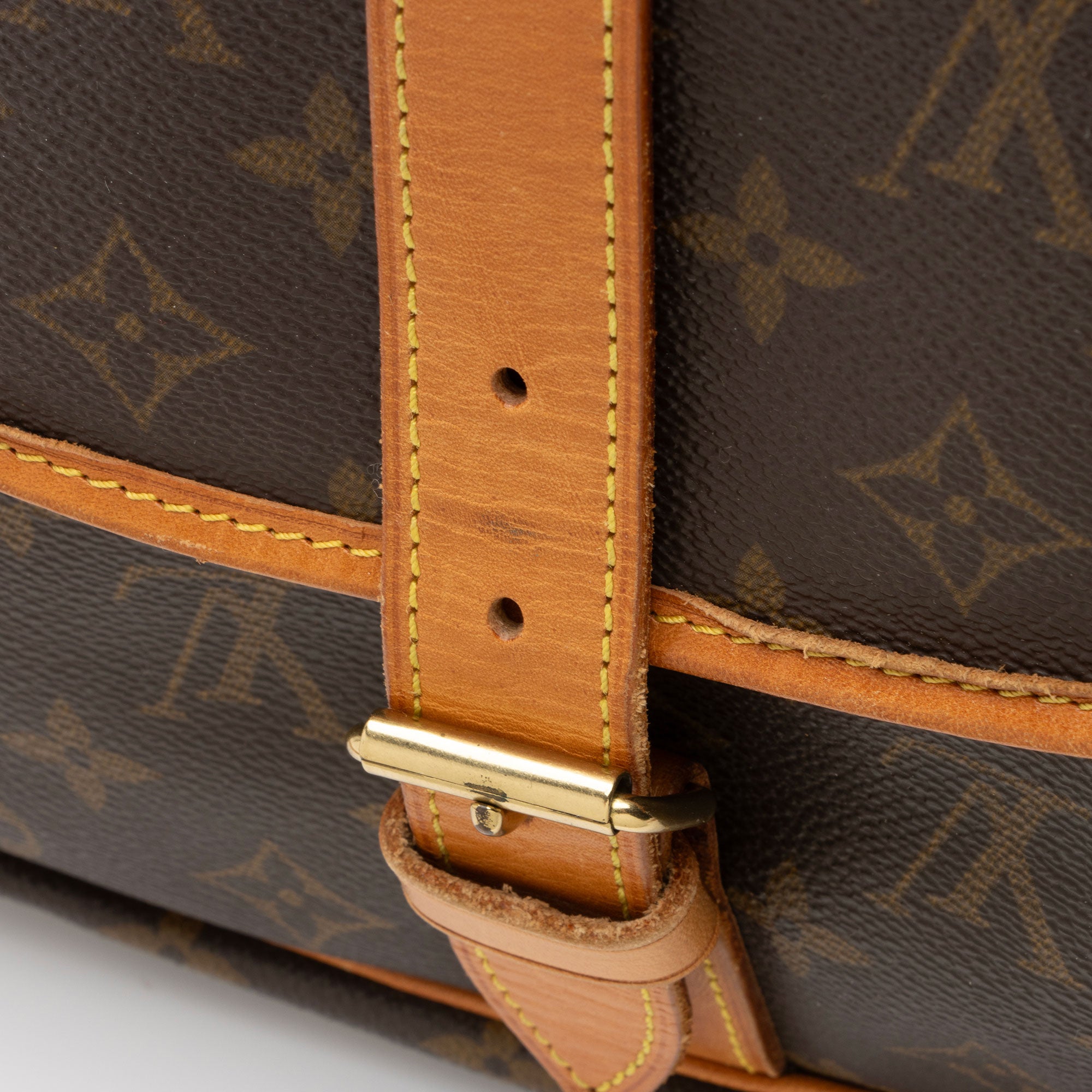 Louis Vuitton Vintage Monogram Canvas Saumur 35 Messenger Bag (SHF-Zvqdiw)