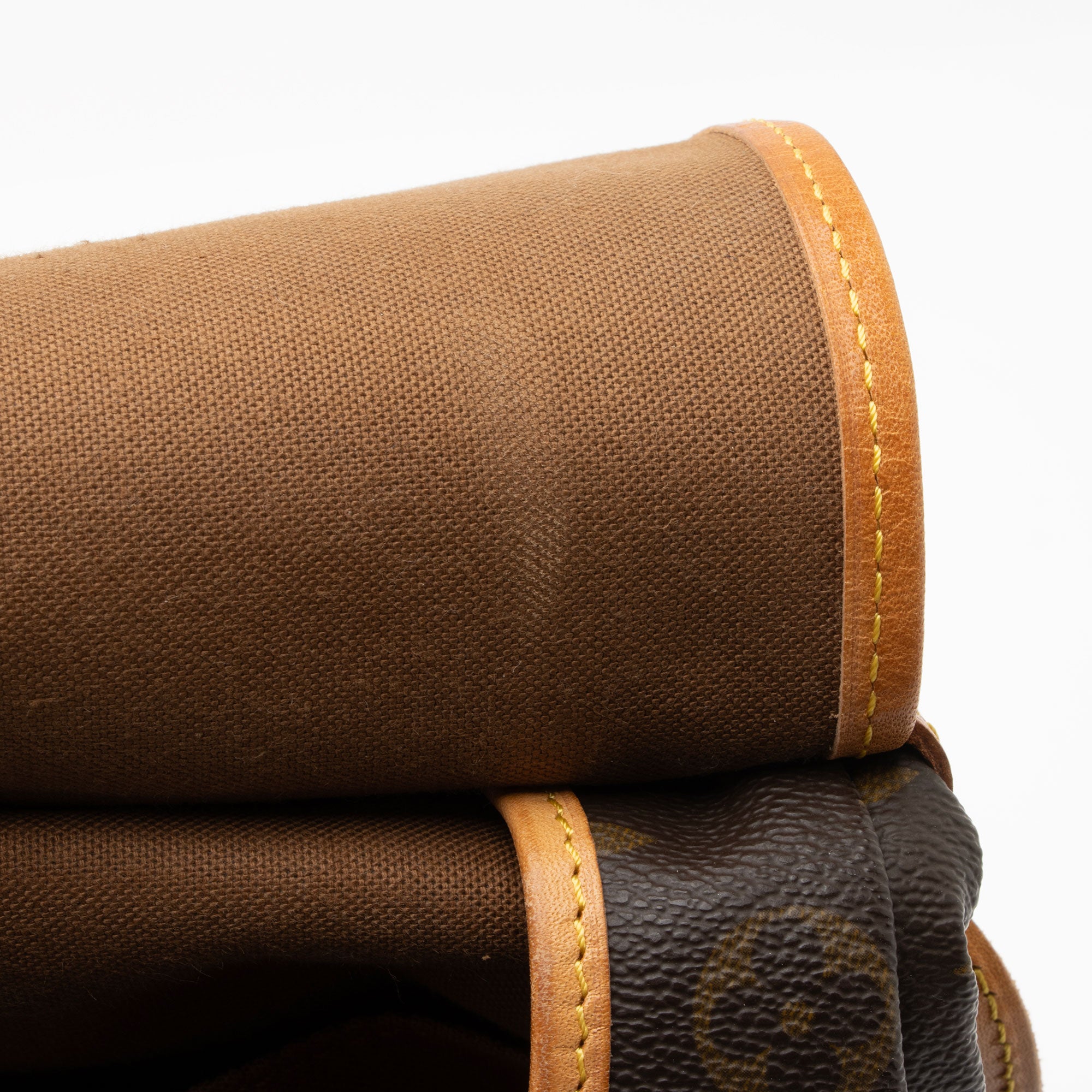 Louis Vuitton Vintage Monogram Canvas Saumur 35 Messenger Bag (SHF-Zvqdiw)