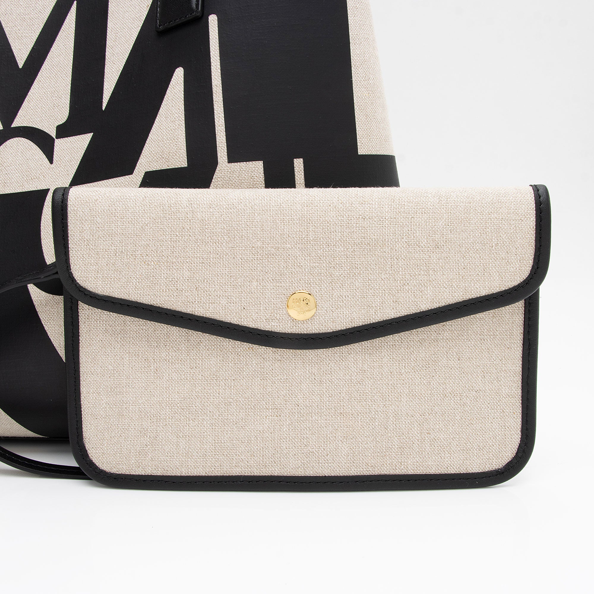 MCM Canvas Glitch Logo Aren Medium Shopper Tote (SHF-et7Nb7)