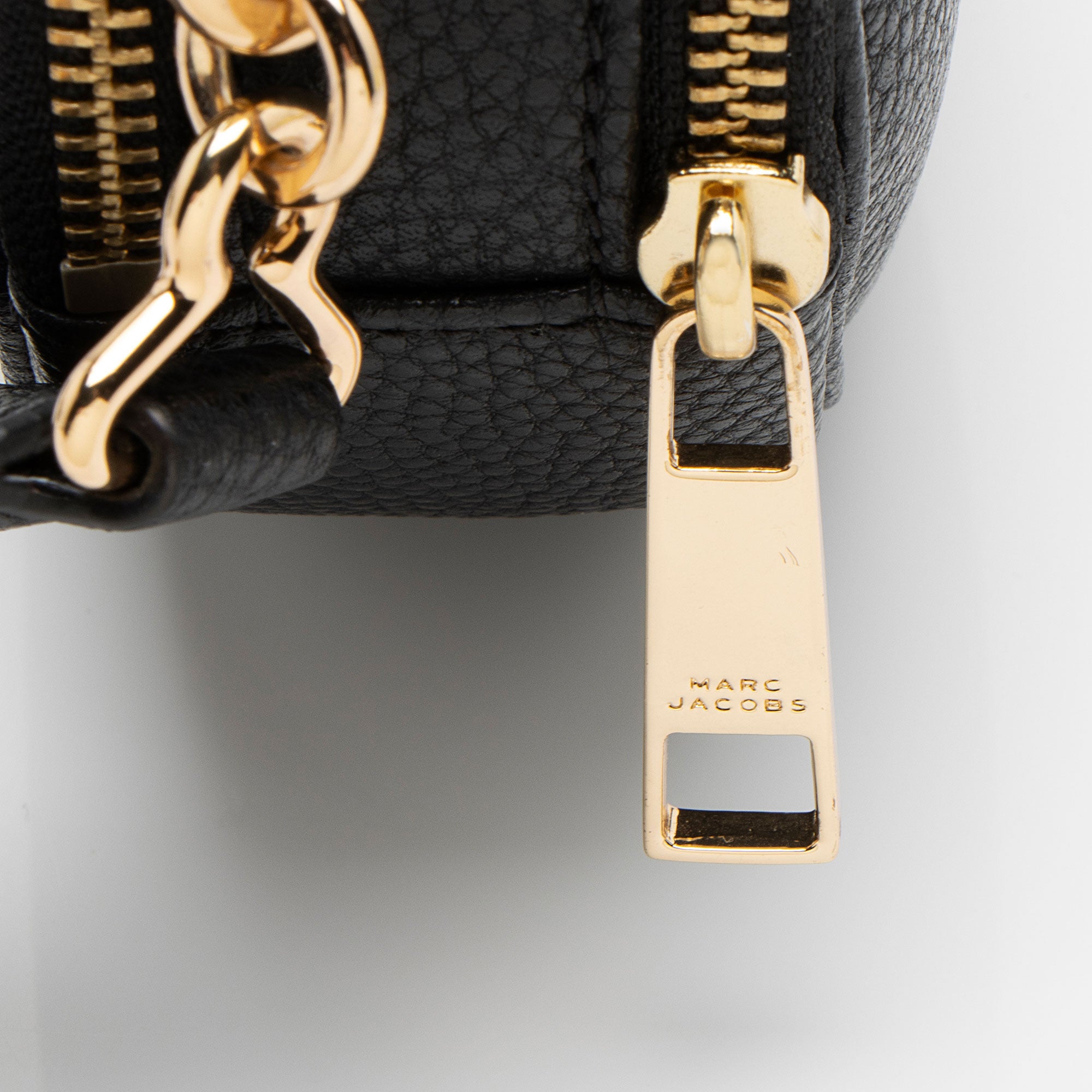 Marc Jacobs Leather Rewind Round Crossbody (SHF-CFaSaO)