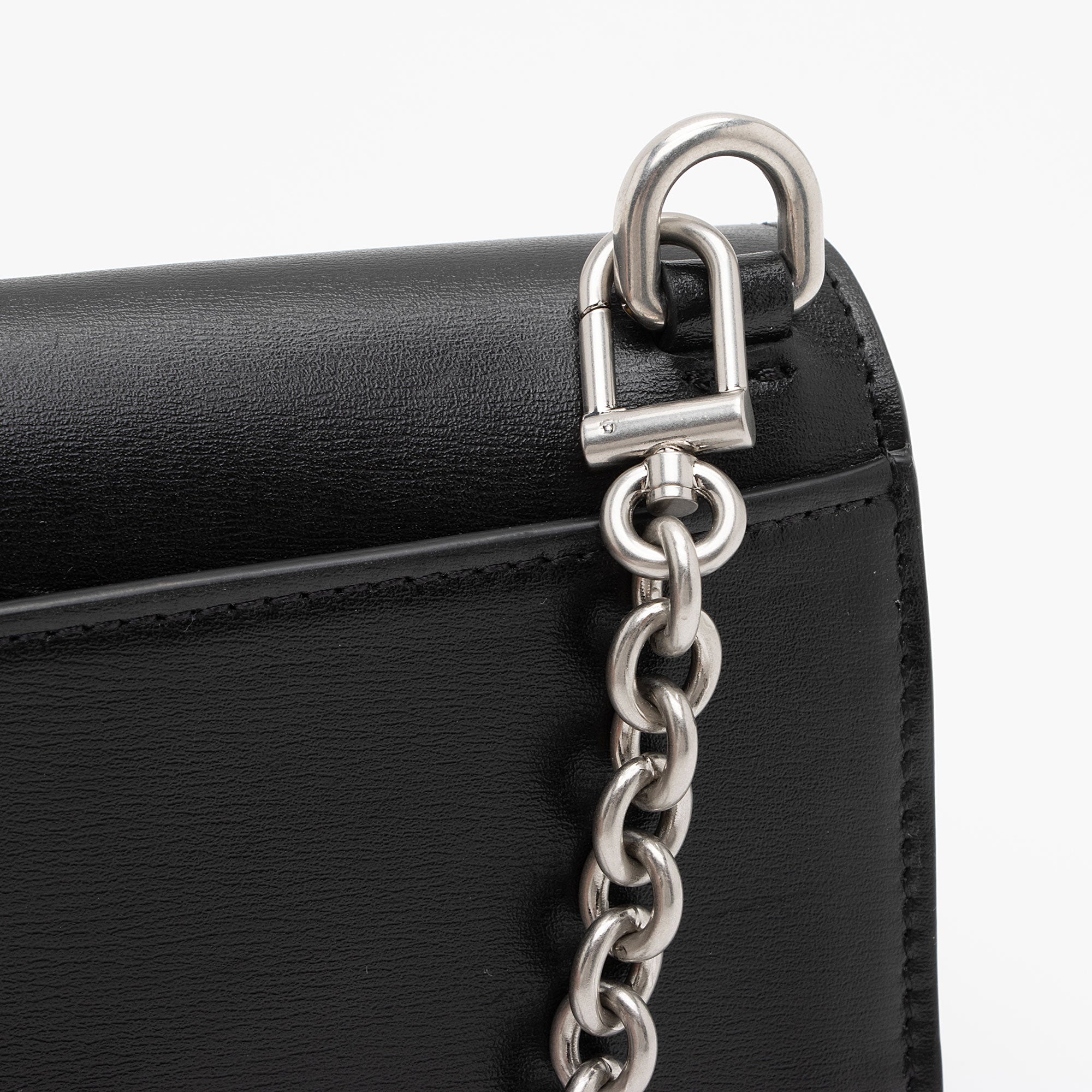 Off-White Leather Logo Jitney Wallet on Chain Bag (SHF-jyRj4w)