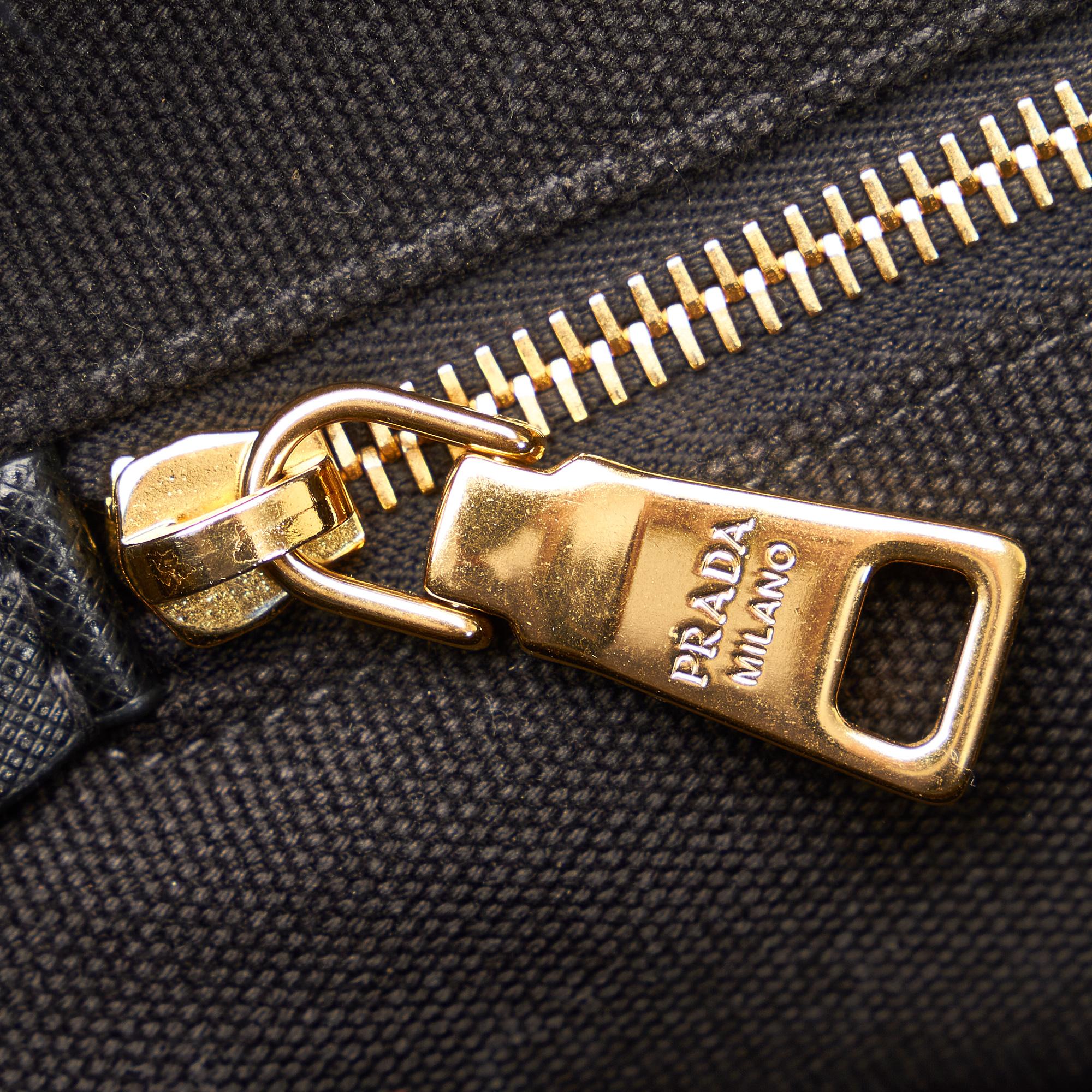 Prada Canapa Logo Handbag (SHG-IjyjeI)